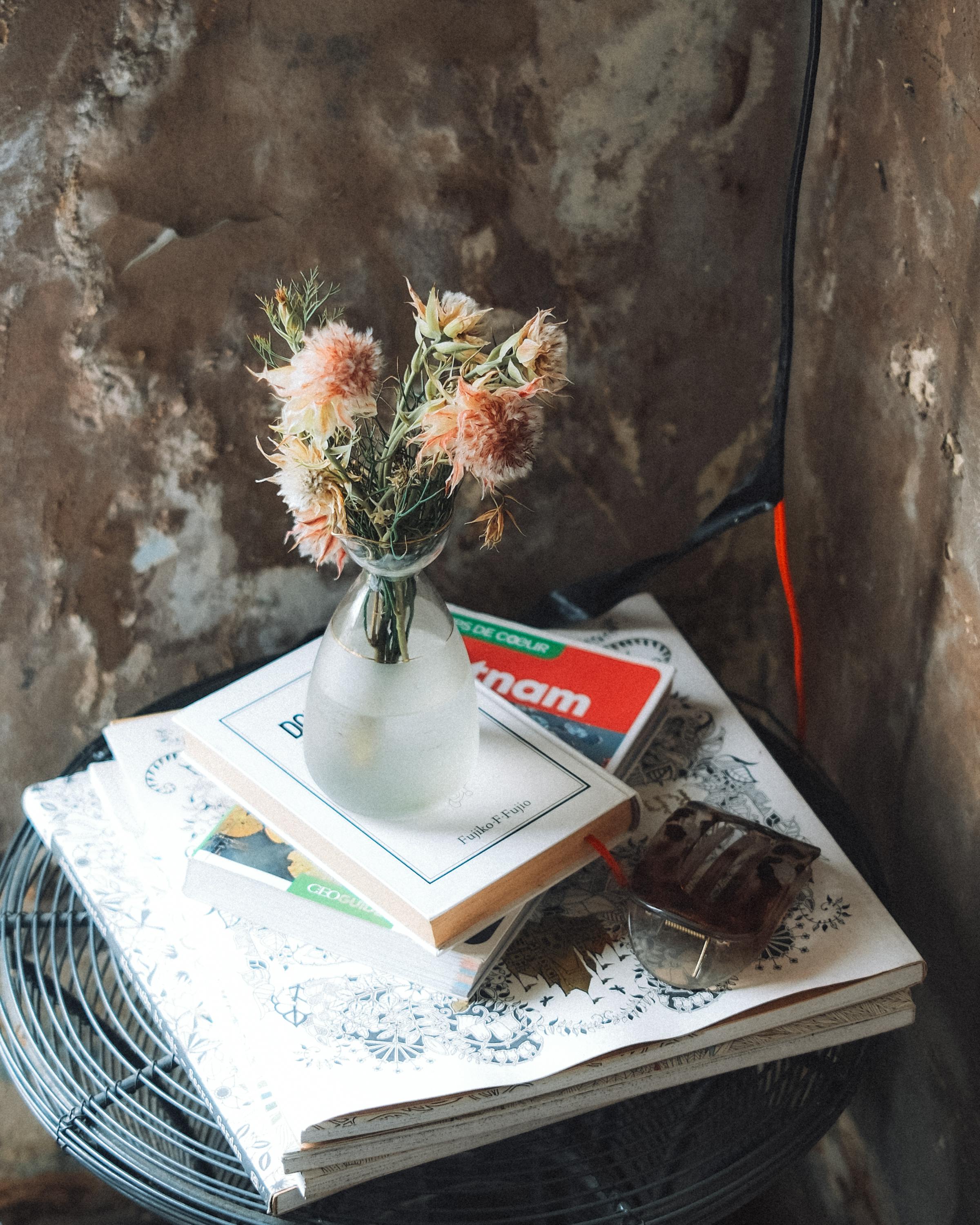 Miễn phí Một khung cảnh duyên dáng với những bông hoa trên bàn cùng những cuốn sách trong bối cảnh thôn quê Việt Nam. Ảnh lưu trữ