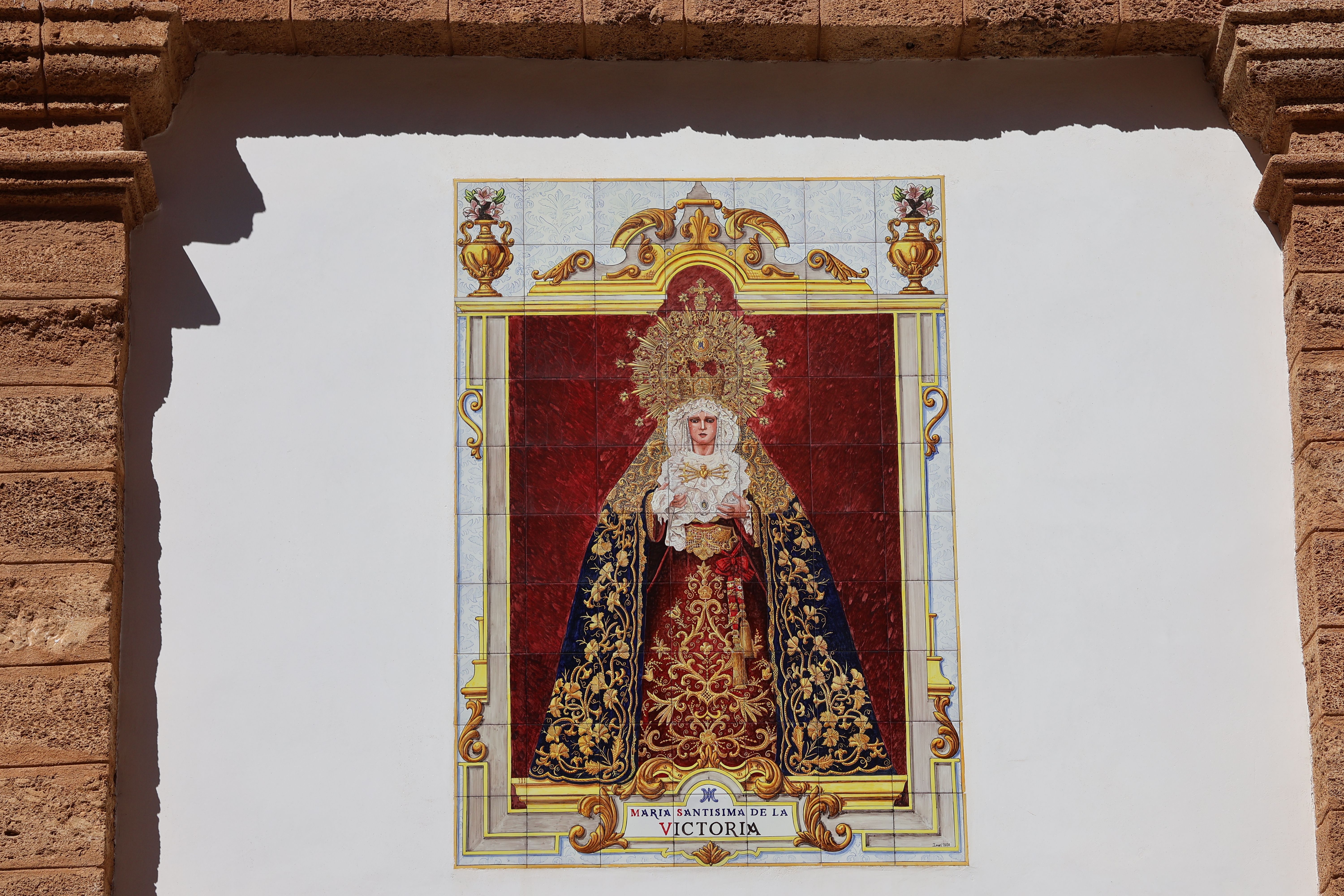 mosaico de la Virgen de la Victoria en la fachada de la iglesia gaditana