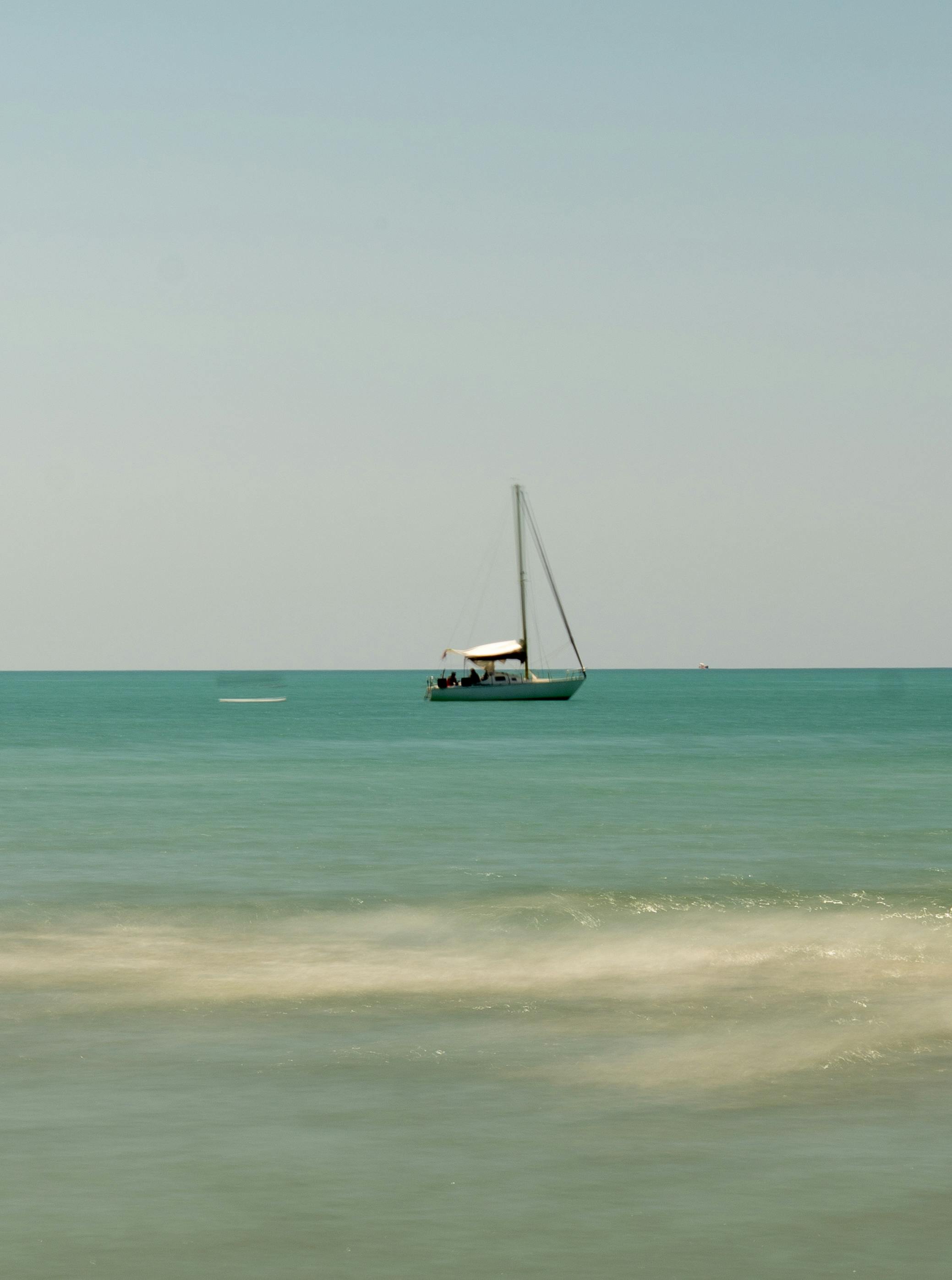 Zadarmo Pokojná plachetnica sa plaví po pokojných vodách Talianska a zachytáva podstatu letného oddychu. Fotka z fotobanky