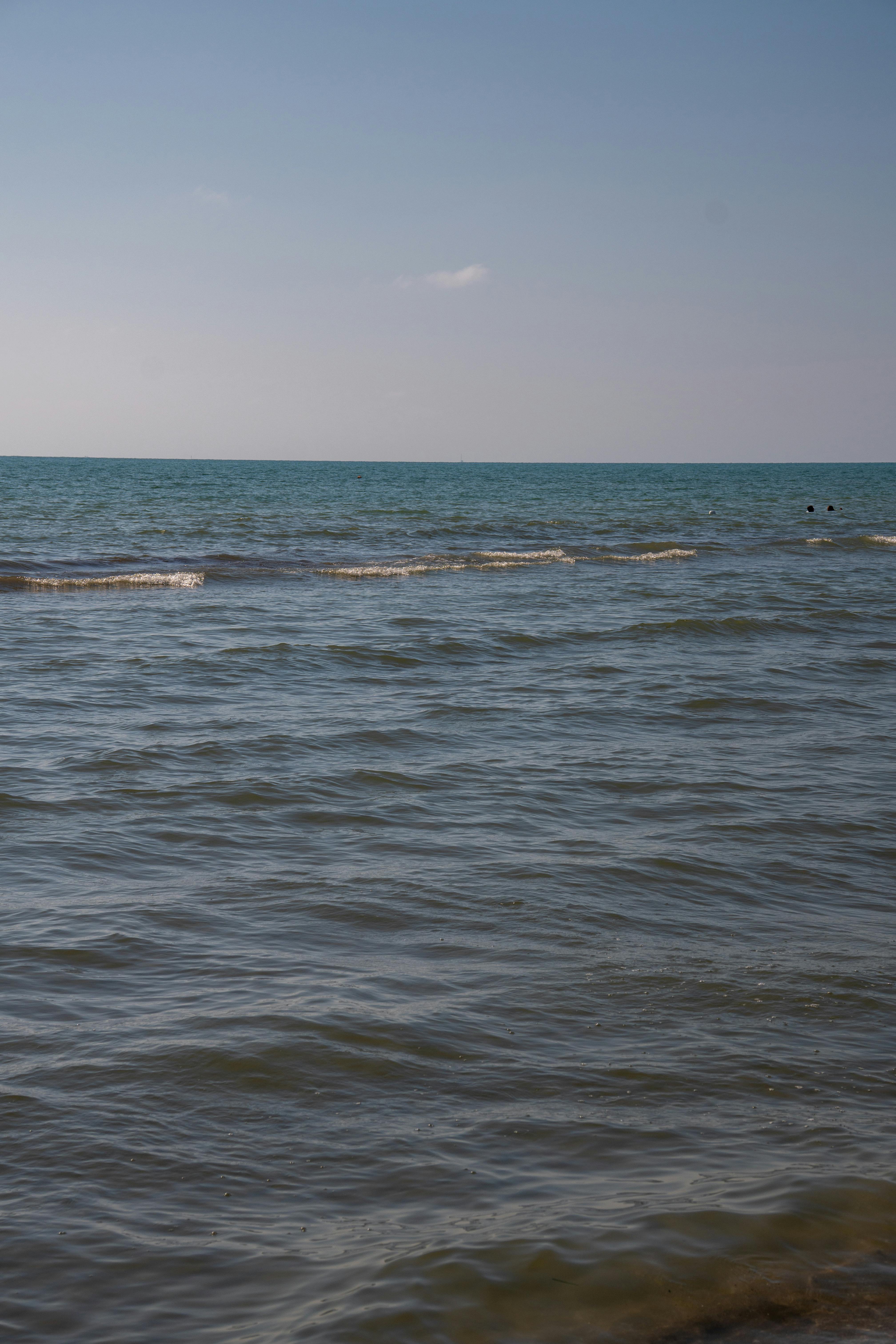 Zadarmo Pokojný výhľad na talianske pobrežie s jemnými vlnami a jasnou modrou oblohou, ideálny pre letný relax. Fotka z fotobanky