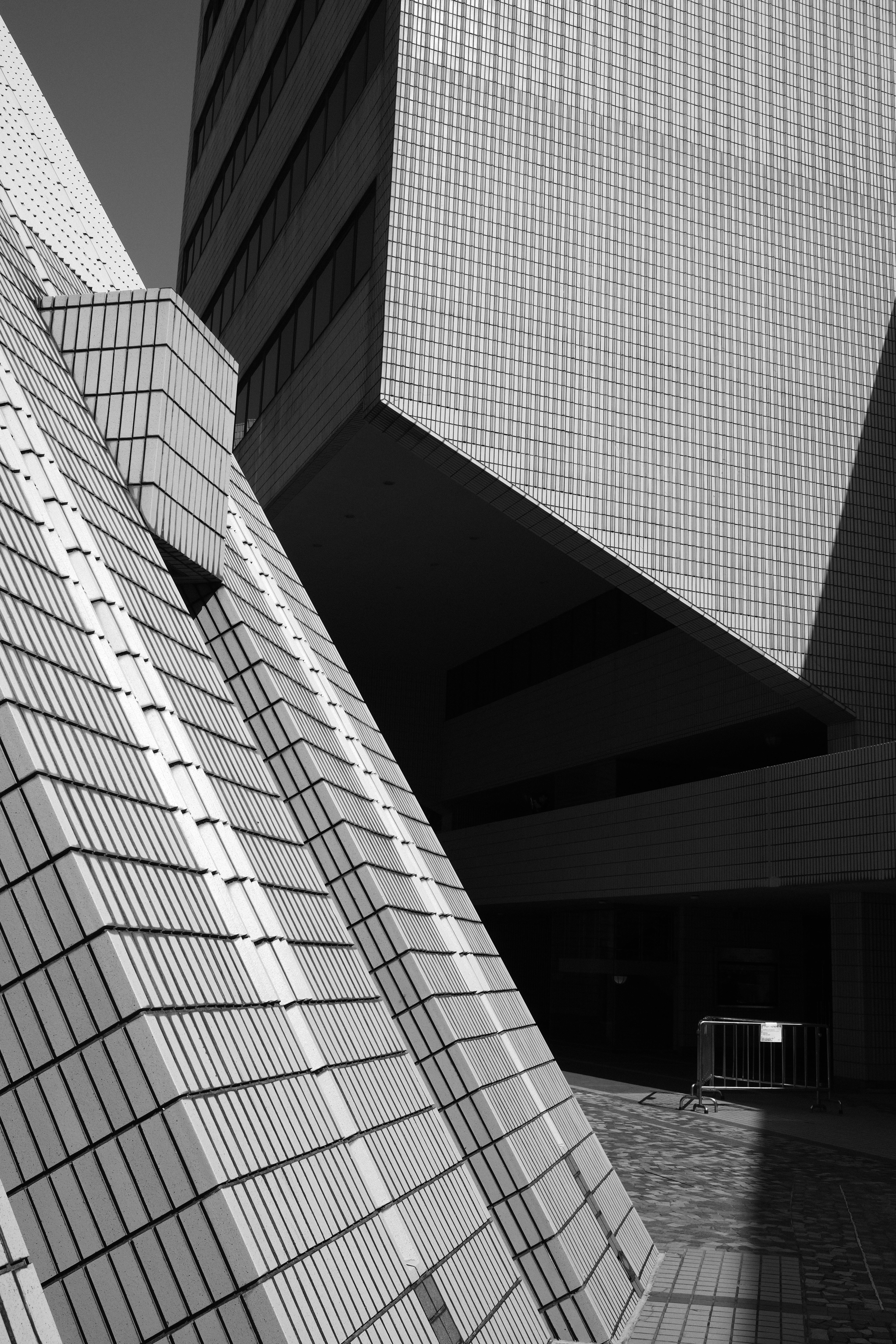 Zadarmo Čiernobiela fotografia zobrazujúca modernú architektúru s výraznými geometrickými vzormi v Hongkongu. Fotka z fotobanky