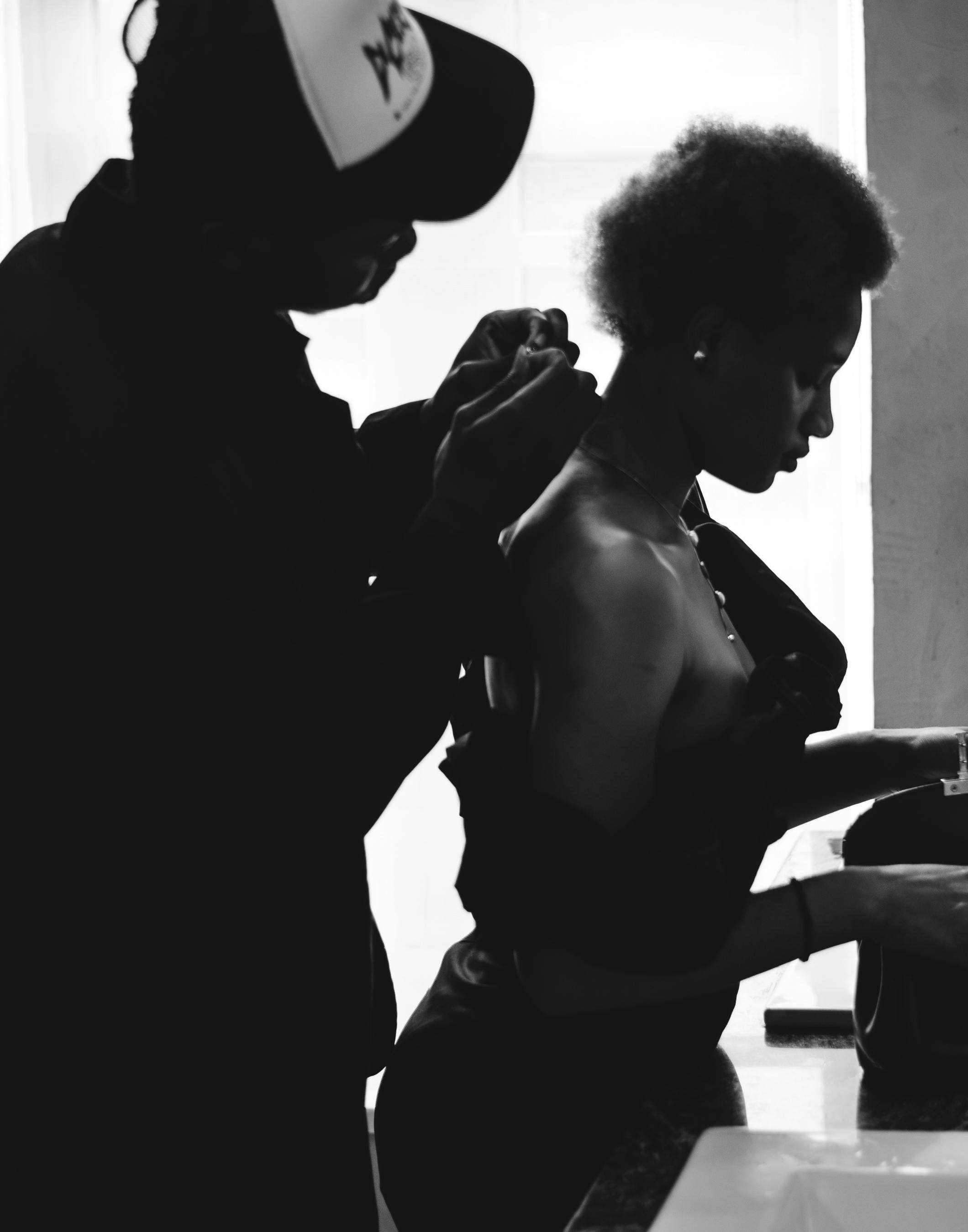 Безкоштовне Відверта чорно-біла фотографія, що зафіксувала інтимний момент між двома людьми в тьмяно освітленому місці. стокове фото