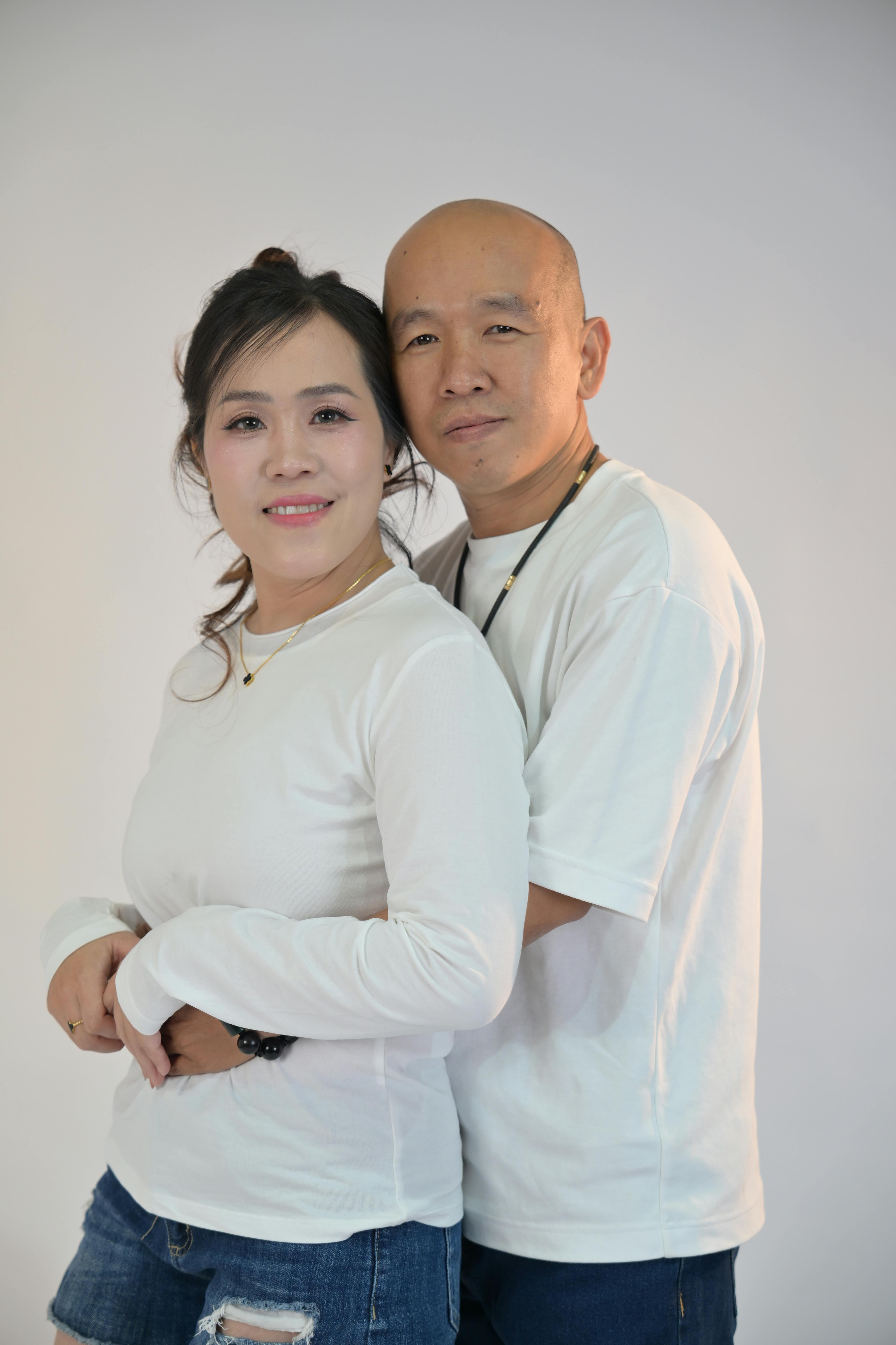 Zadarmo Usmievavý pár v ležérnom oblečení pózuje v ľahkom štúdiovom prostredí a vyjadruje radosť a spolupatričnosť. Fotka z fotobanky