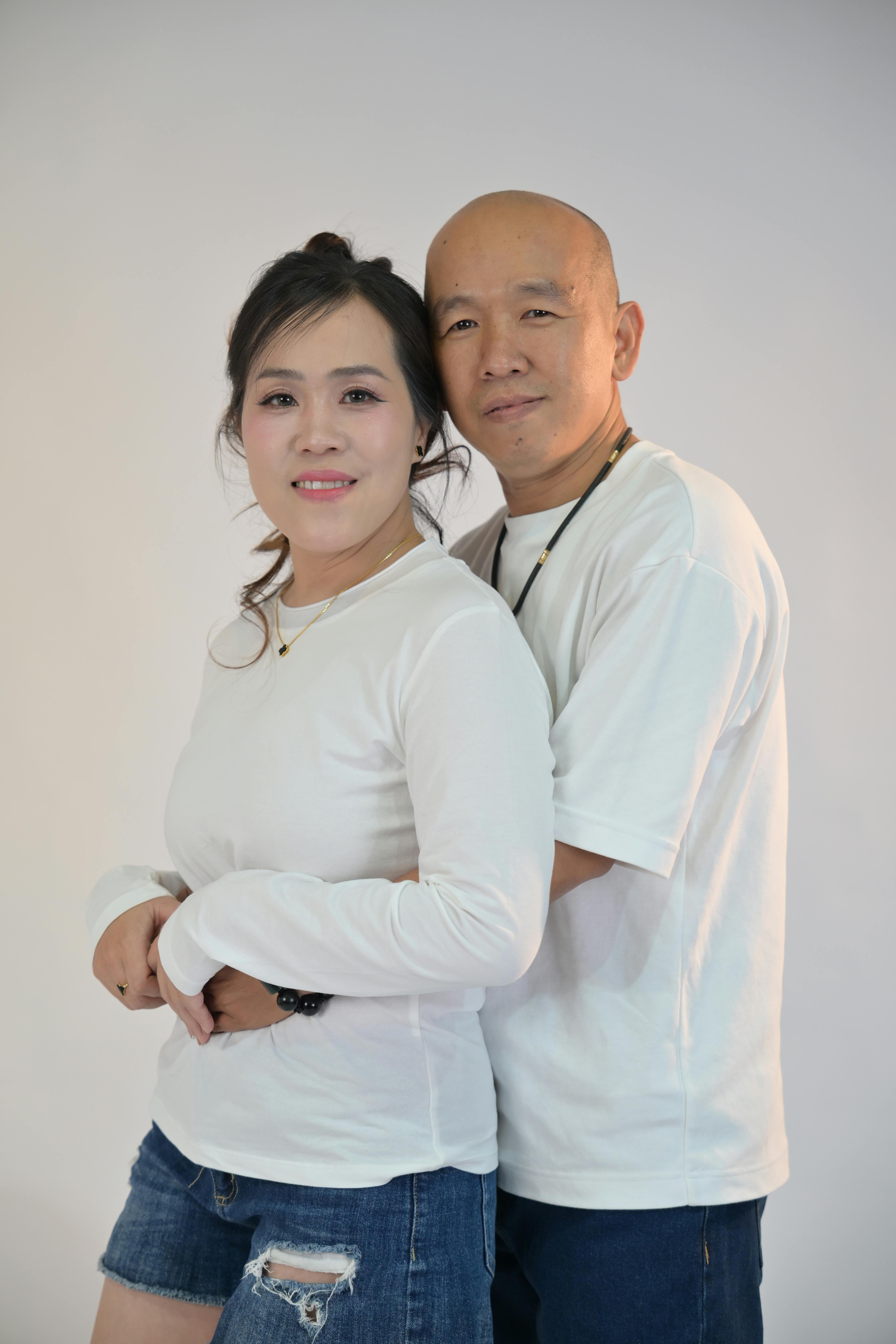 免費 一對恩愛的情侶身著休閒裝，在明亮的攝影棚合影。 圖庫相片