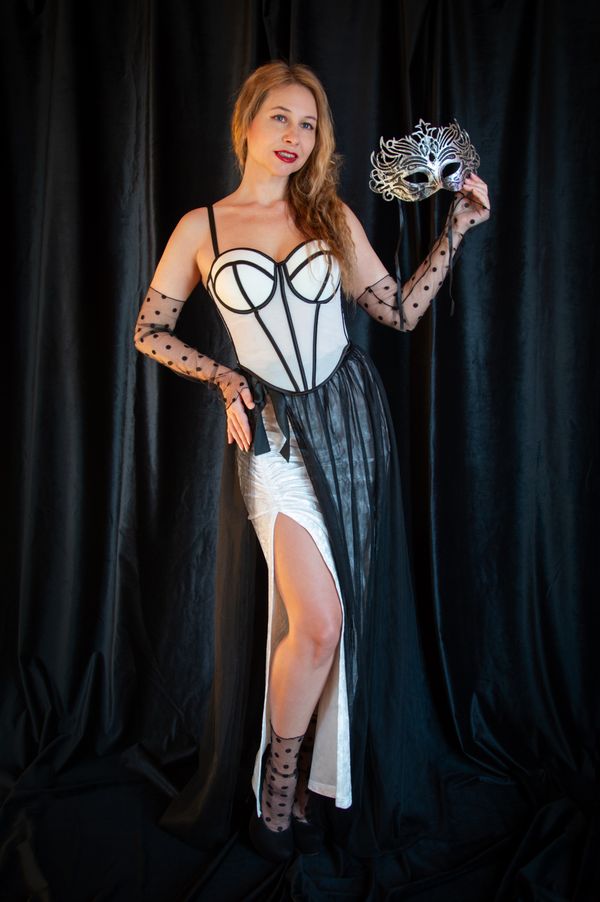 Woman wearing a corset top with a skirt at a party