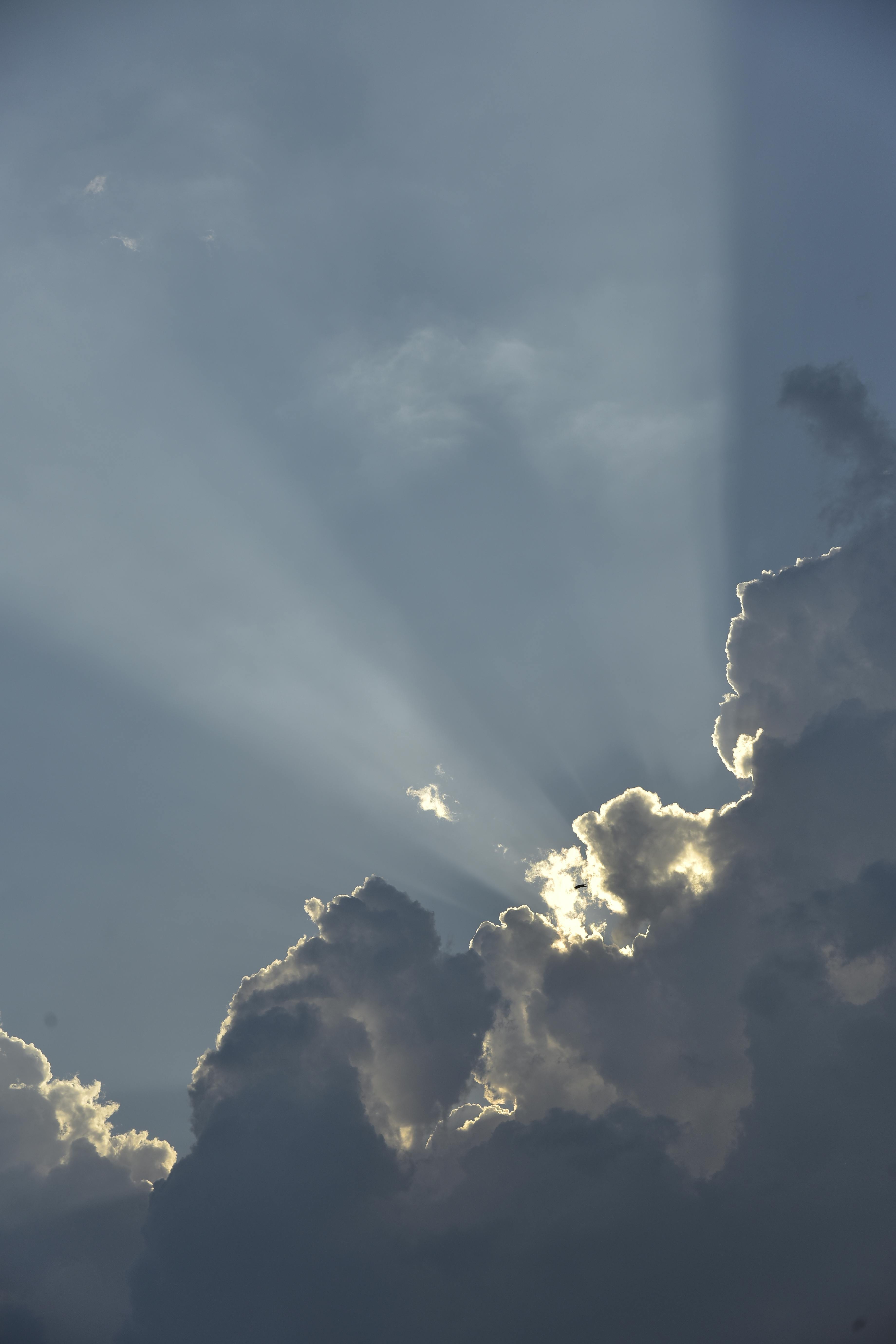 ingyenes A napfény áttör a drámai sötét felhőkön, feltűnő hangulatot teremtve. Stockfotó