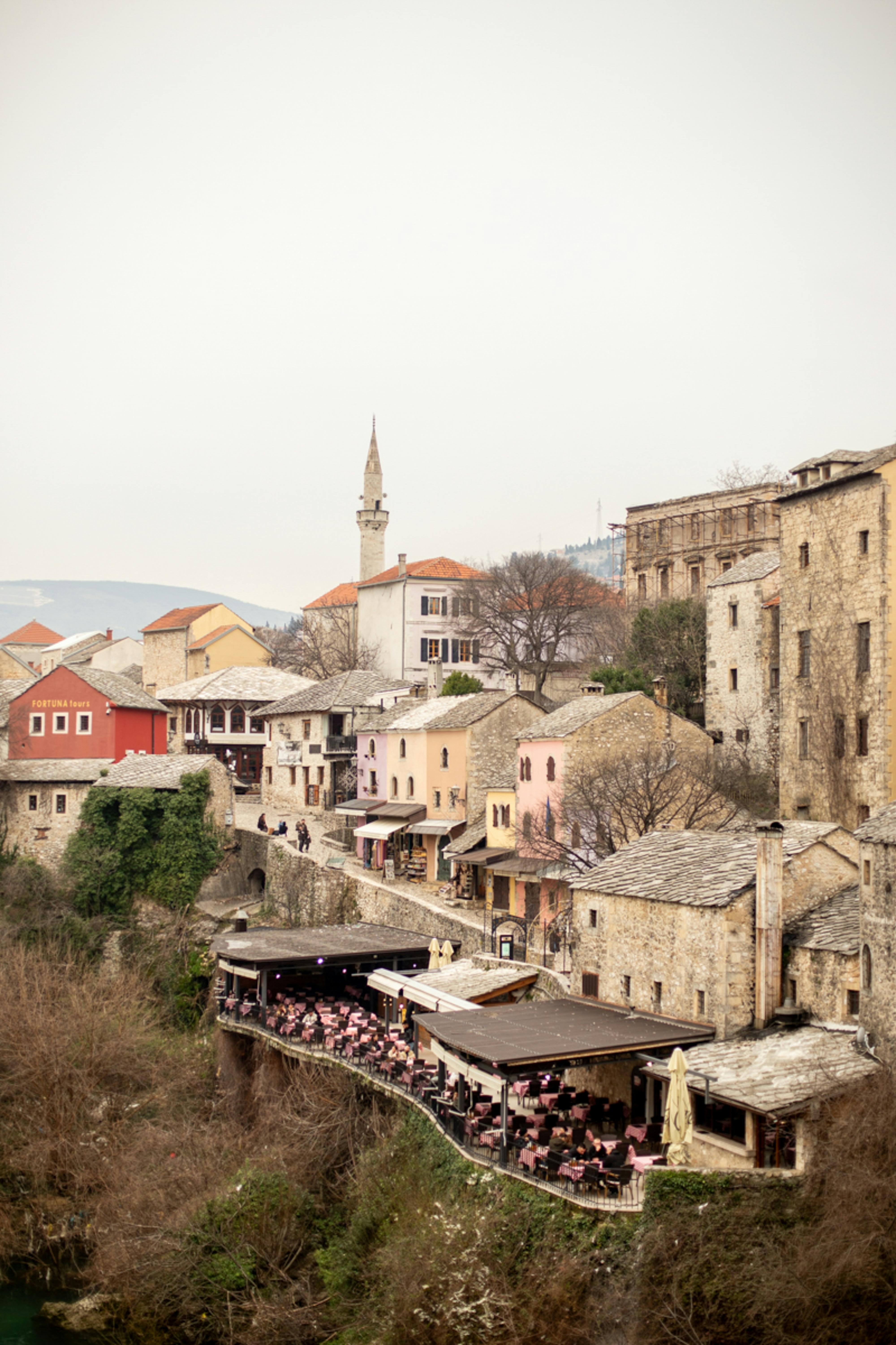 Zadarmo Očarujúci výhľad na historickú architektúru v Starom Meste Mostar v Bosne. Malebný a farebný. Fotka z fotobanky