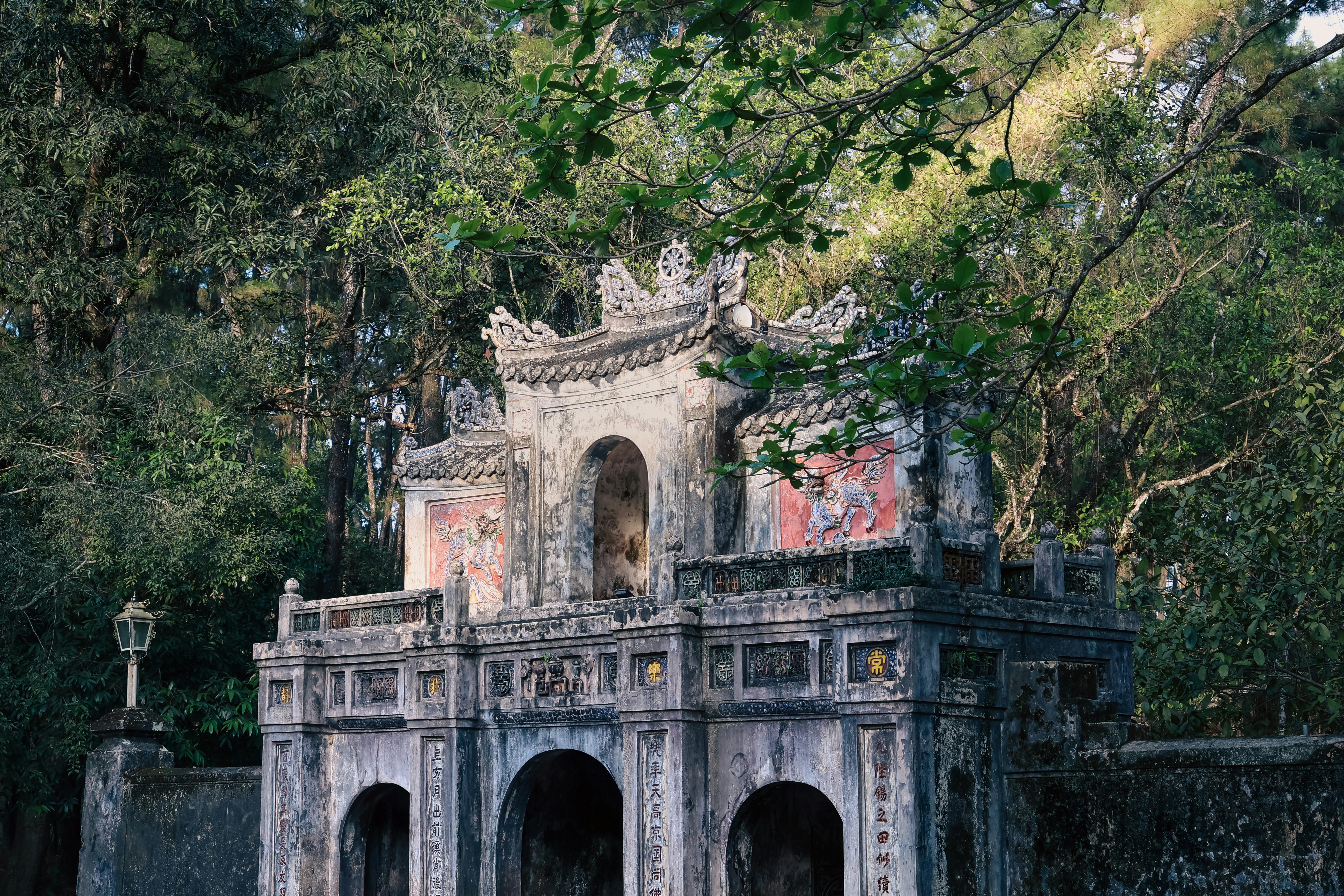 Безкоштовне Дослідіть безтурботну красу стародавнього в'єтнамського храму, розташованого посеред пишного лісу в Хюе, В'єтнам. стокове фото