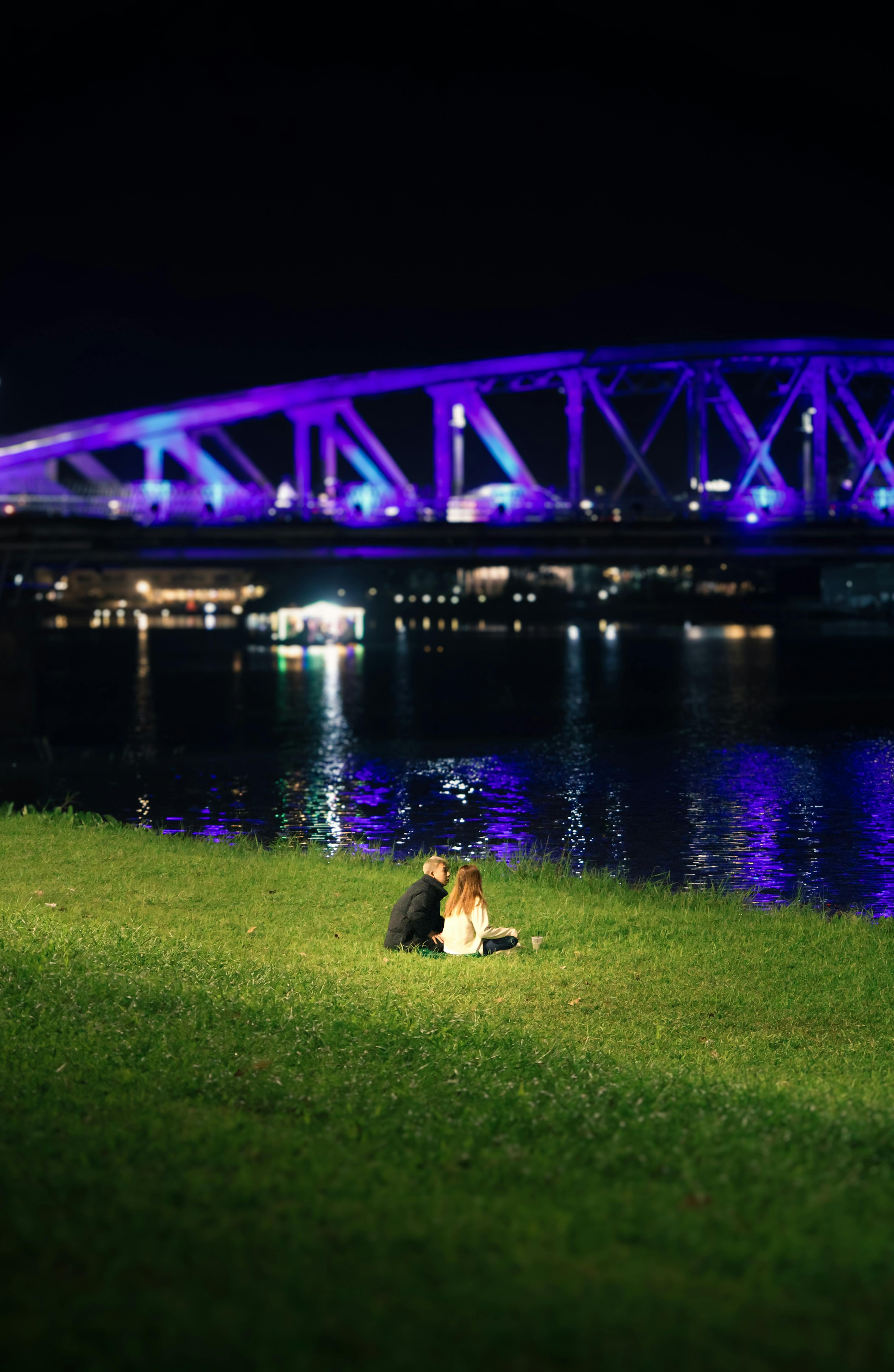 Zadarmo Pár si užíva romantický večer pri osvetlenom moste v Hue vo Vietname. Fotka z fotobanky