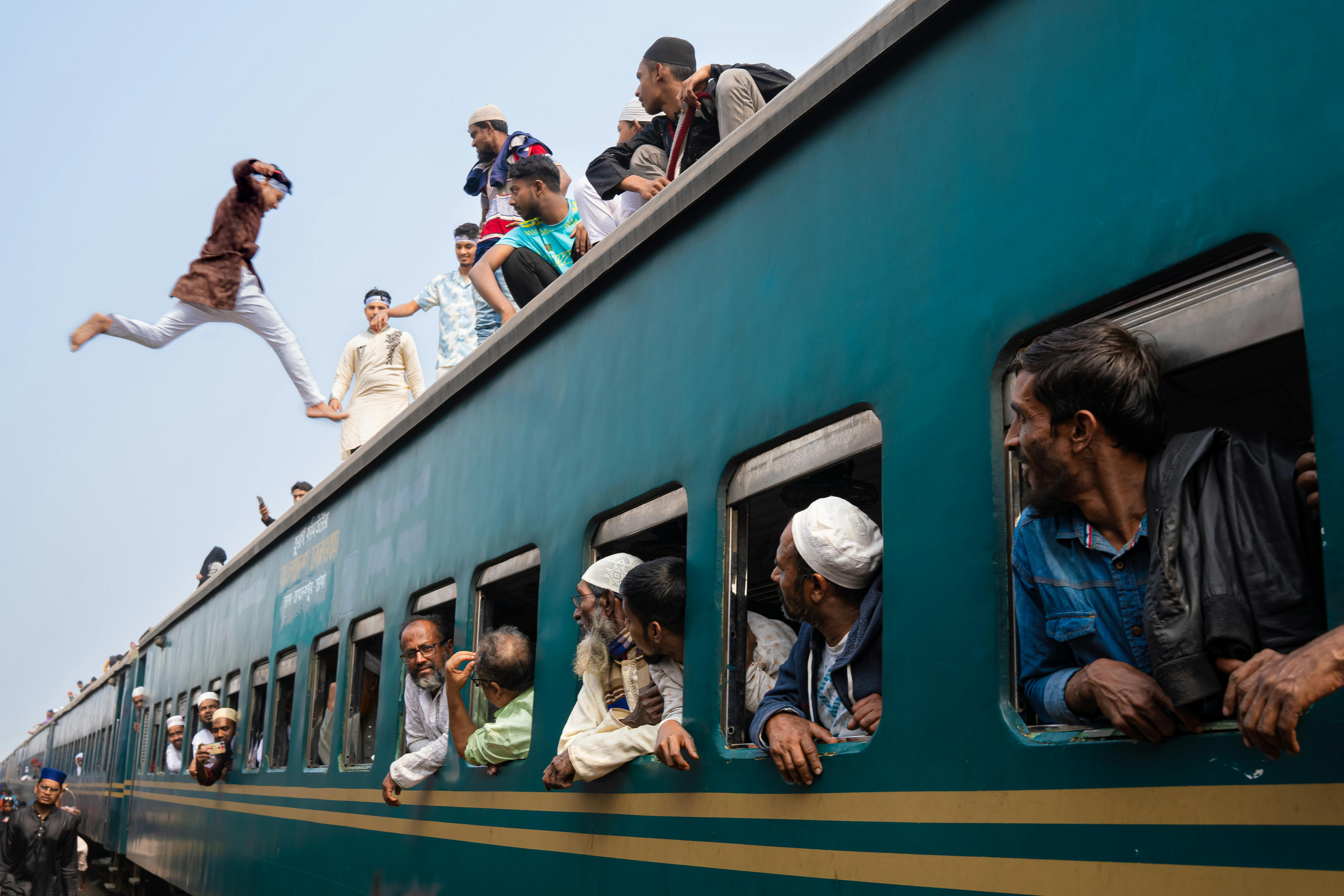 Zadarmo Dynamická scéna ľudí vo vlaku a okolo neho v Bangladéši. Fotka z fotobanky
