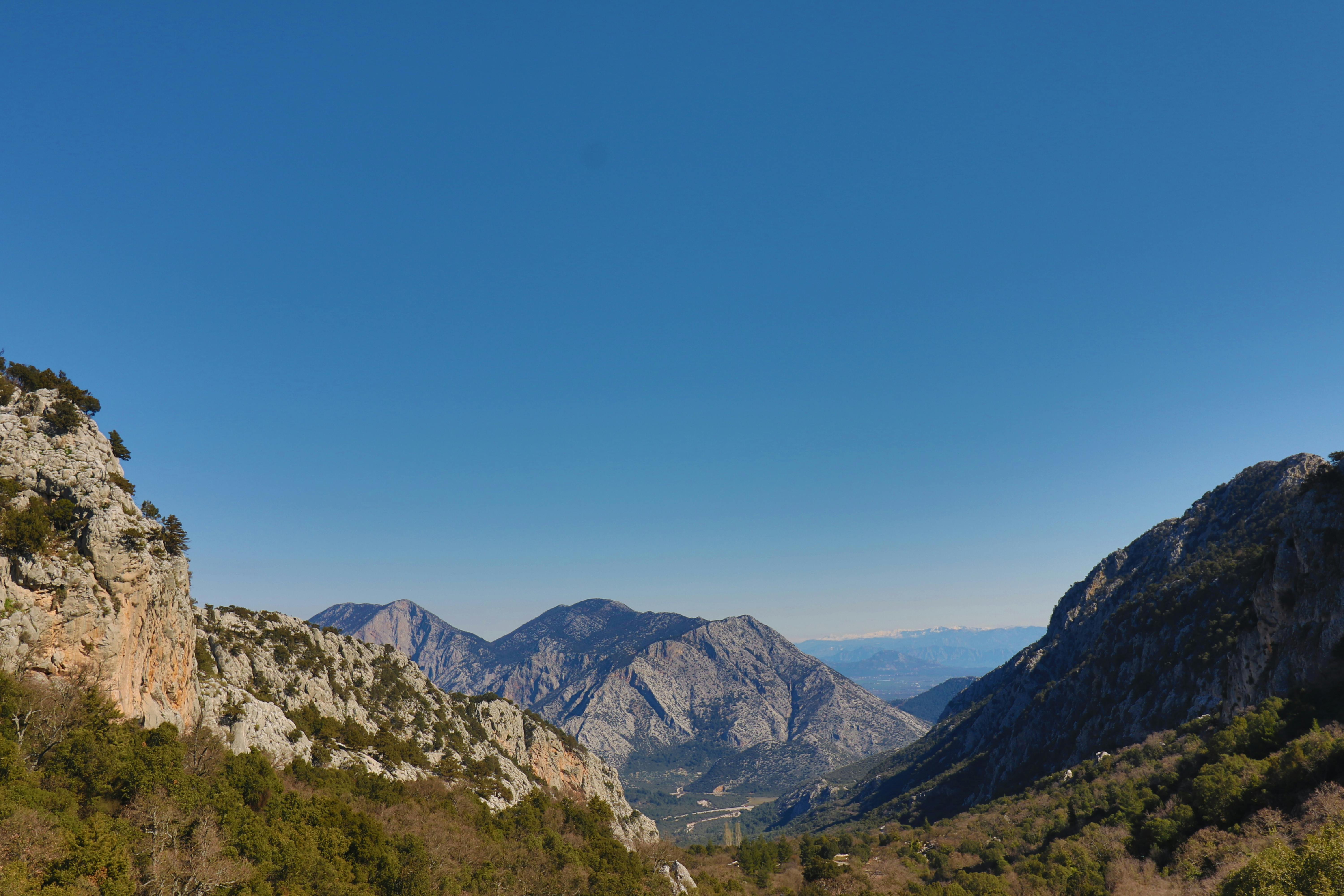 免费 在晴朗的蓝天下，安塔利亚的托罗斯山脉景色优美。 素材图片