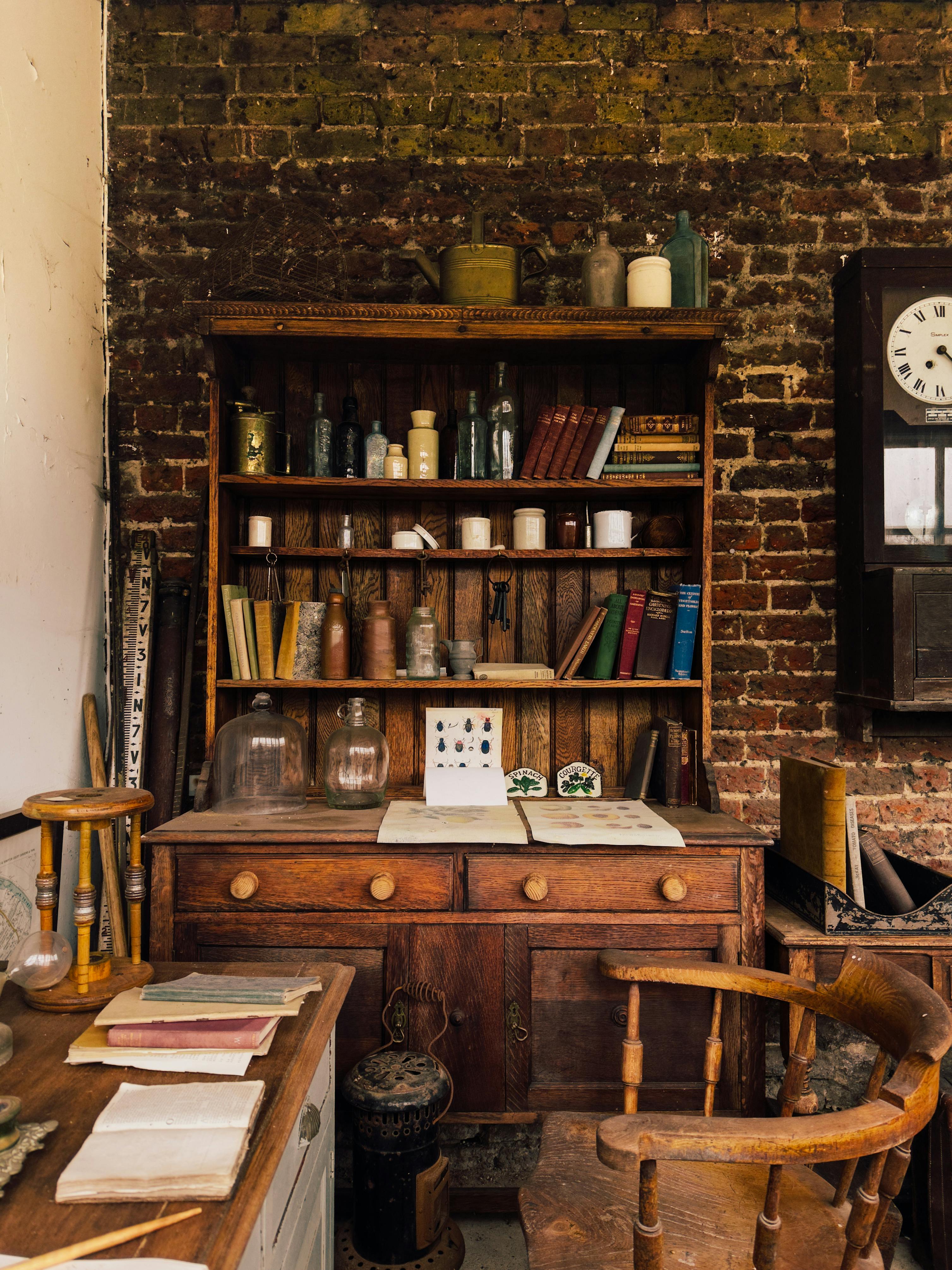 免费 位于英国莫尔西的温馨复古药房，拥有木制书架、旧书和古董装饰。 素材图片