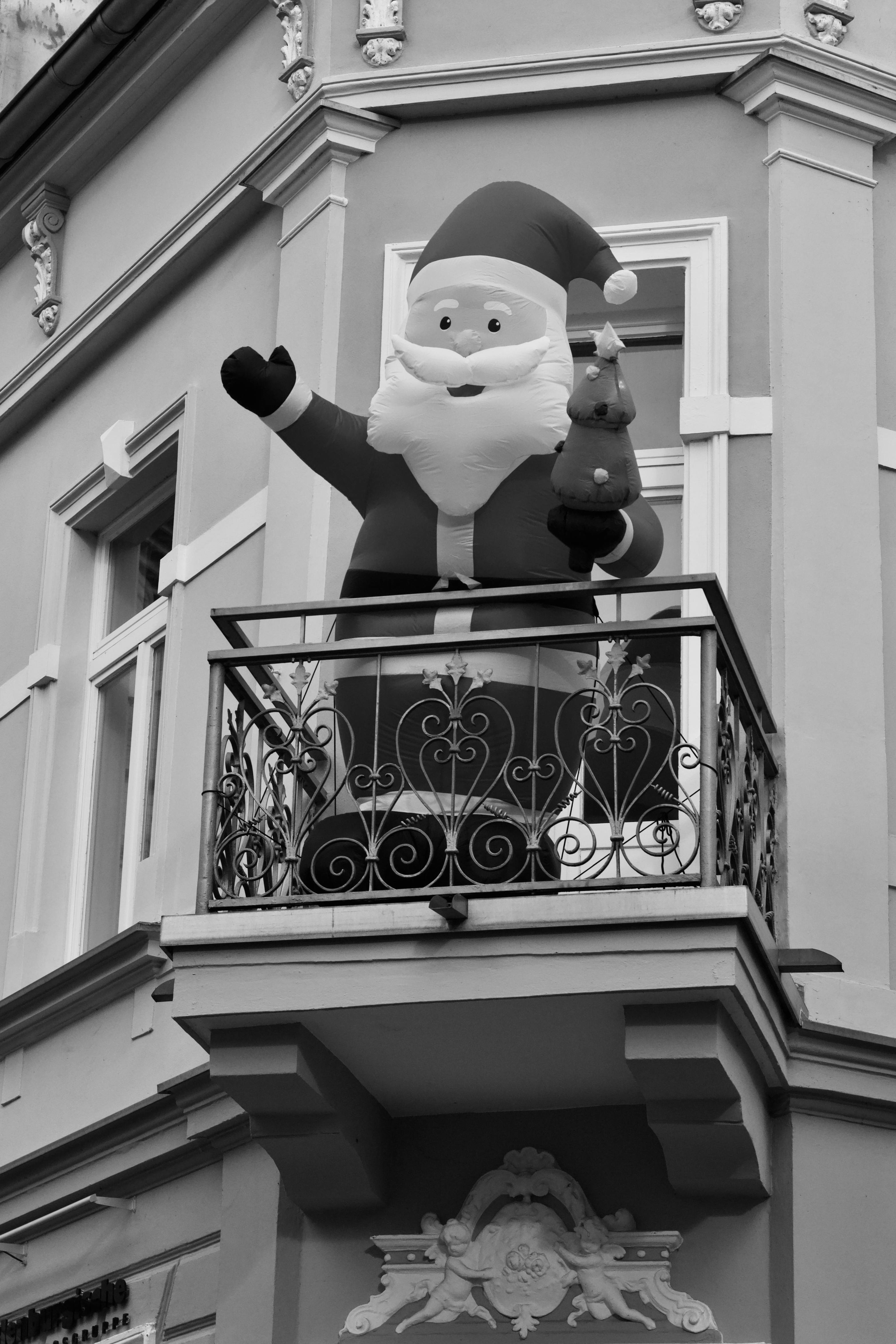 ฟรี ซานตาคลอสเป่าลมขนาดใหญ่ตั้งอยู่บนระเบียง สร้างบรรยากาศแห่งความสุขในช่วงเทศกาล คลังภาพถ่าย