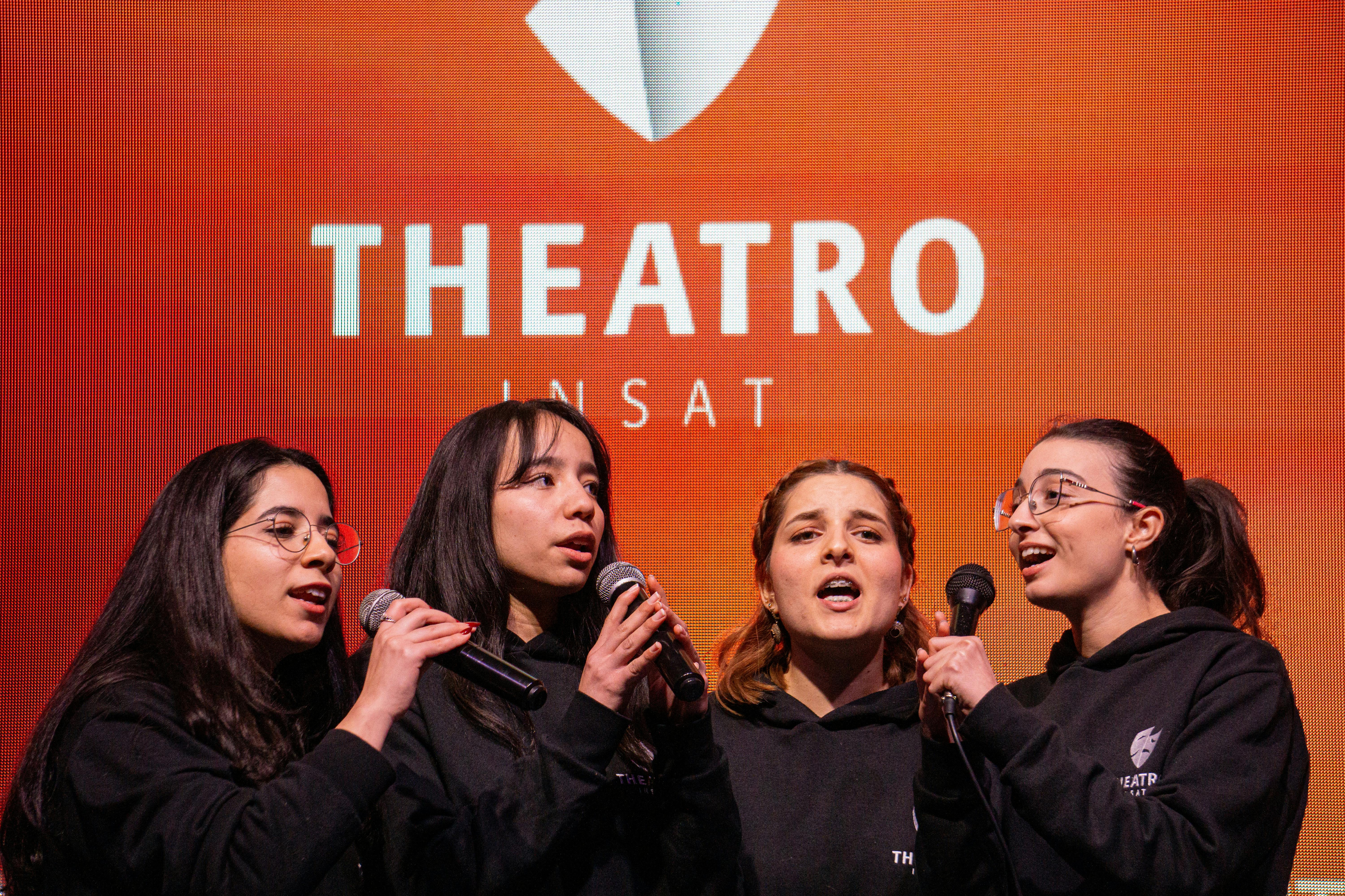 ฟรี หญิงสาวสี่คนขึ้นแสดงบนเวทีในงานของ Teatro Insat เพื่อโชว์ความสามารถด้านการร้องเพลงของพวกเธอ คลังภาพถ่าย