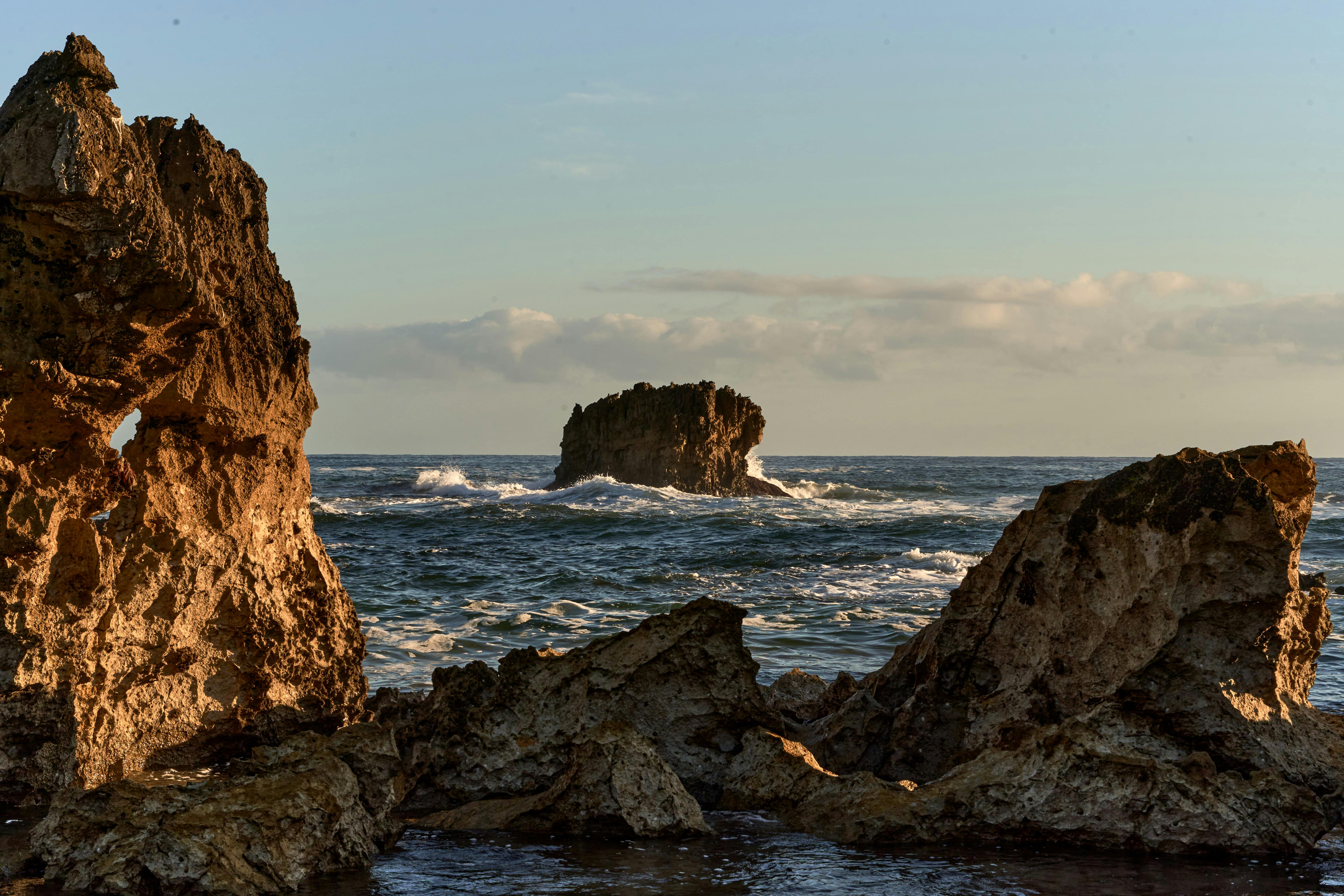 免费 西班牙里瓦德塞利亚日落时分，壮丽的岩石地貌和波涛汹涌。 素材图片