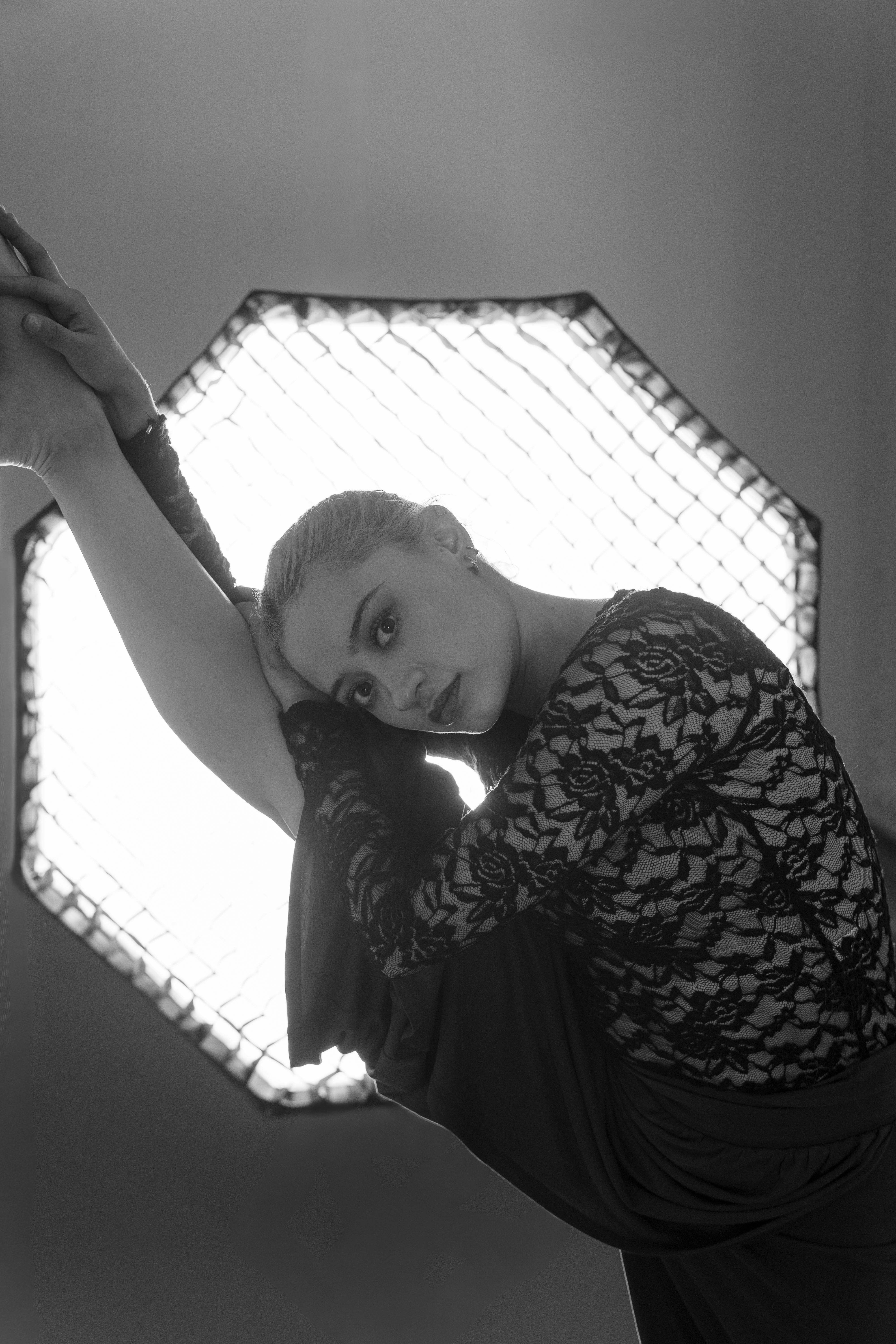 ingyenes Fekete-fehér portré egy mexikóvárosi kortárs táncosnőről, eleganciát és kecsességet sugározva. Stockfotó