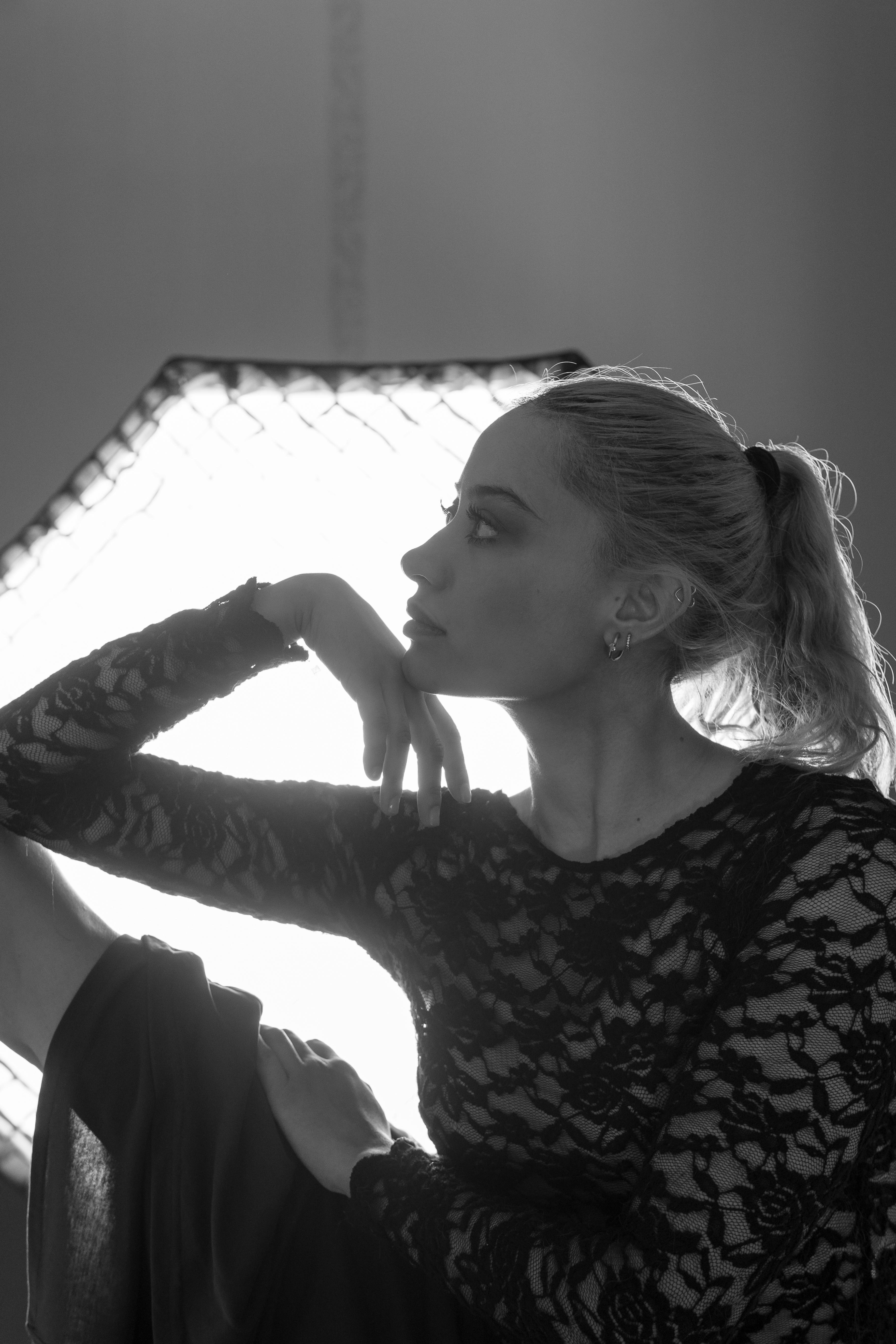 Zadarmo Čiernobiely portrét vyrovnanej tanečnice v čipkovanom oblečení, Mexico City. Fotka z fotobanky