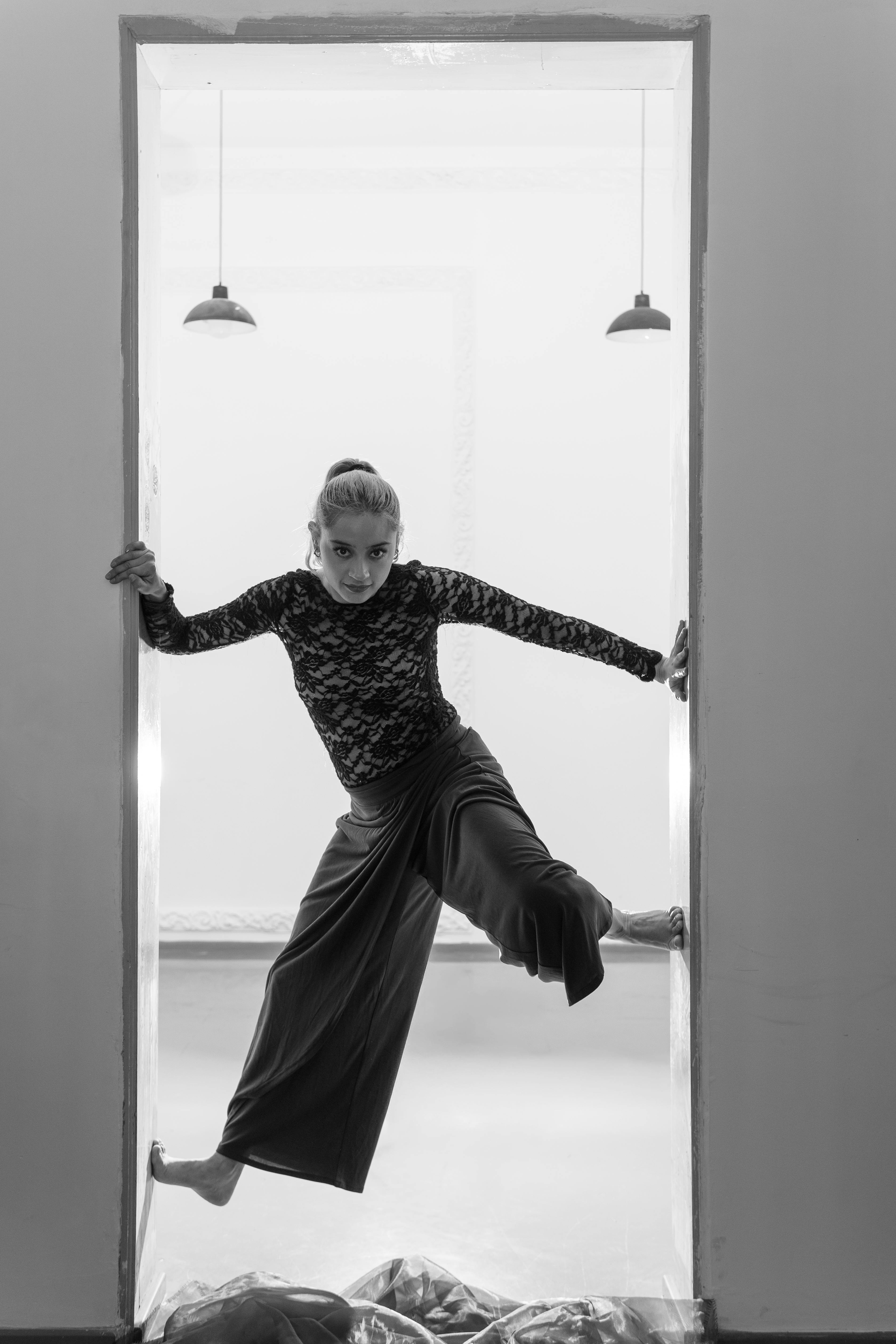 免費 一張黑白照片，照片中一位女舞者在墨西哥城的一處門口擺出富有表現力的姿勢。 圖庫相片