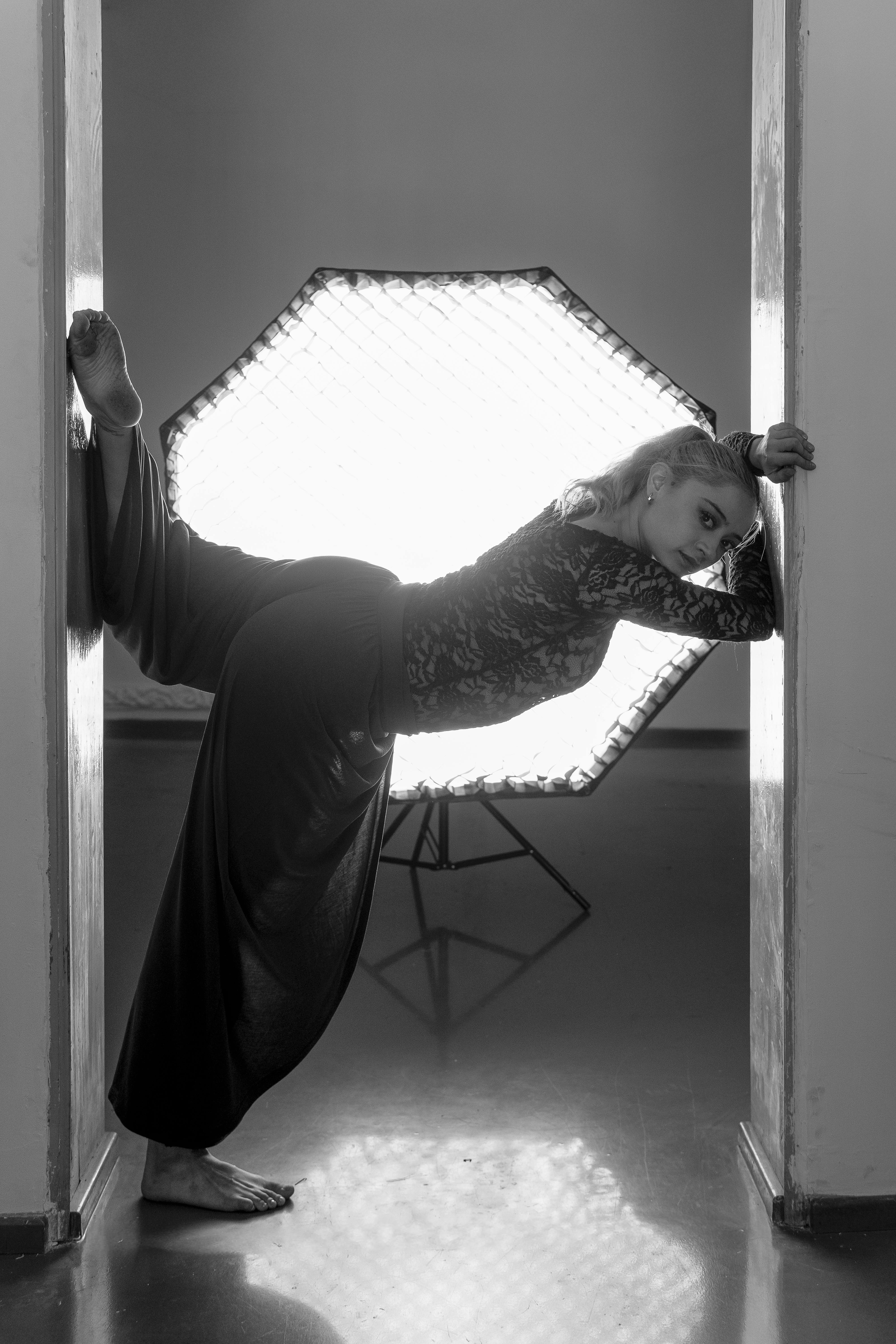 Безкоштовне Ефектна чорно-біла фотографія танцівниці сучасного танцю в Мехіко. стокове фото