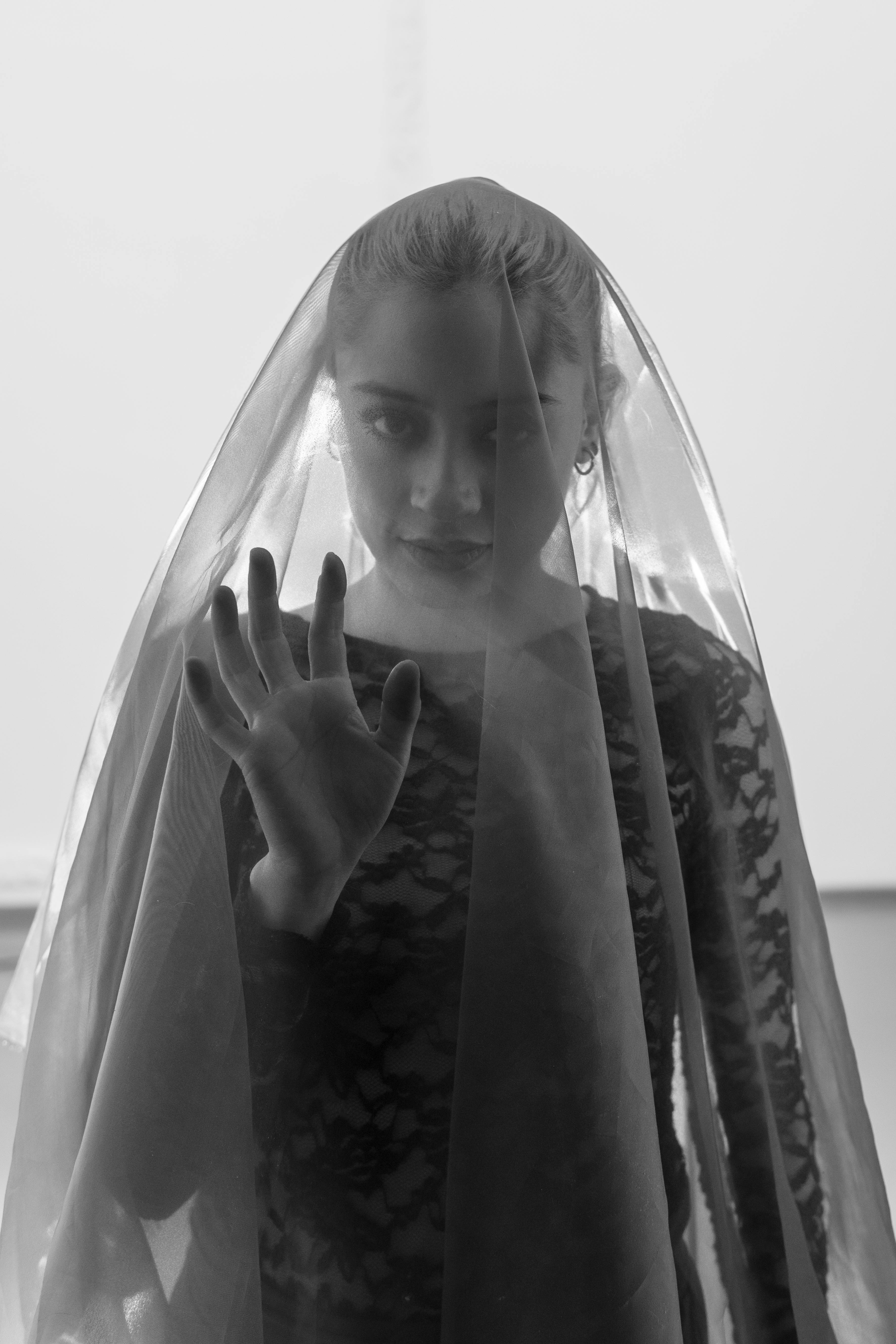 Zadarmo Podmanivý čiernobiely portrét ženy za priehľadným závojom vytvára umeleckú a tajomnú atmosféru. Fotka z fotobanky