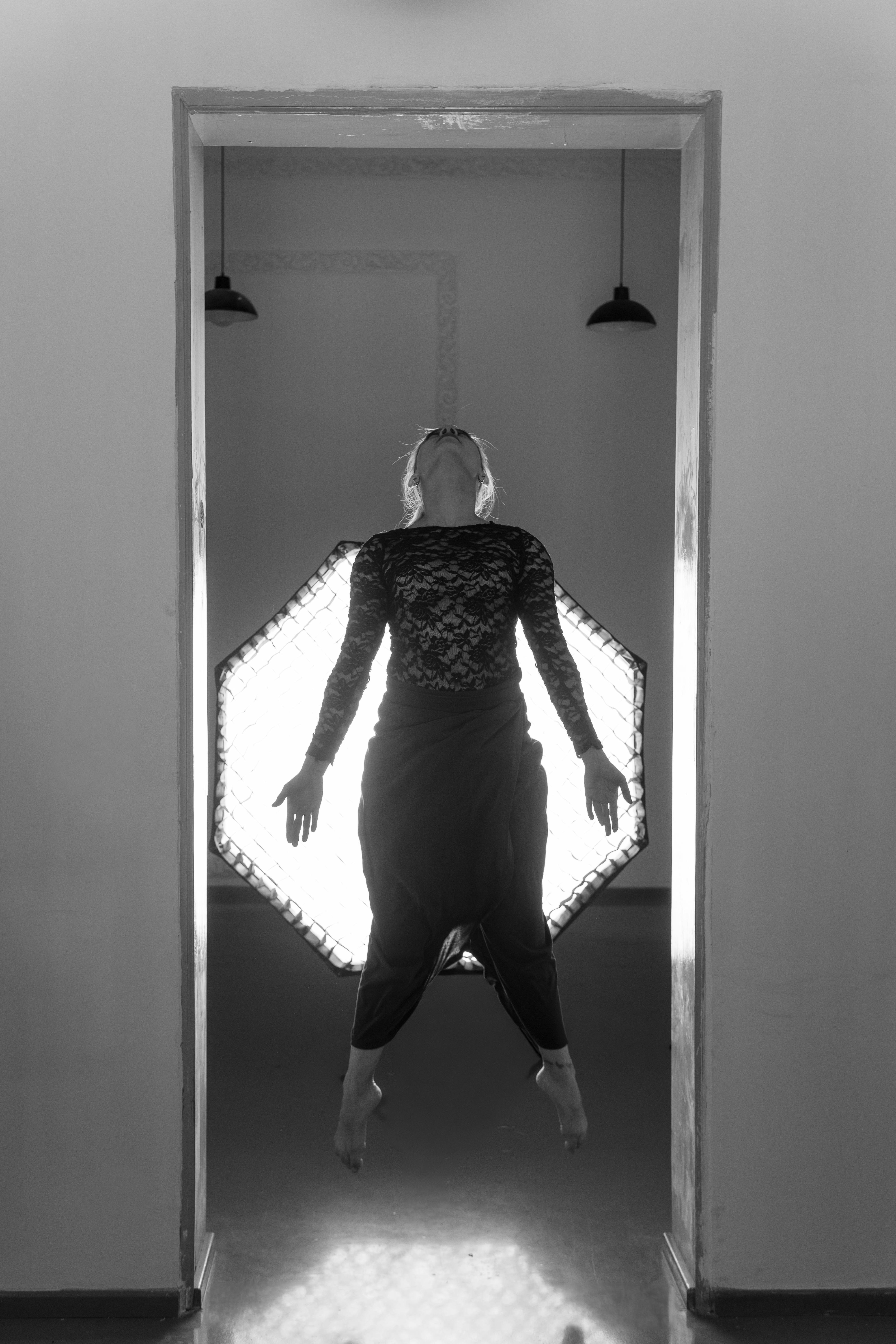 ingyenes Fekete-fehér fotó egy női táncosról Mexikóvárosban, stúdiófény hátulról megvilágítva. Stockfotó