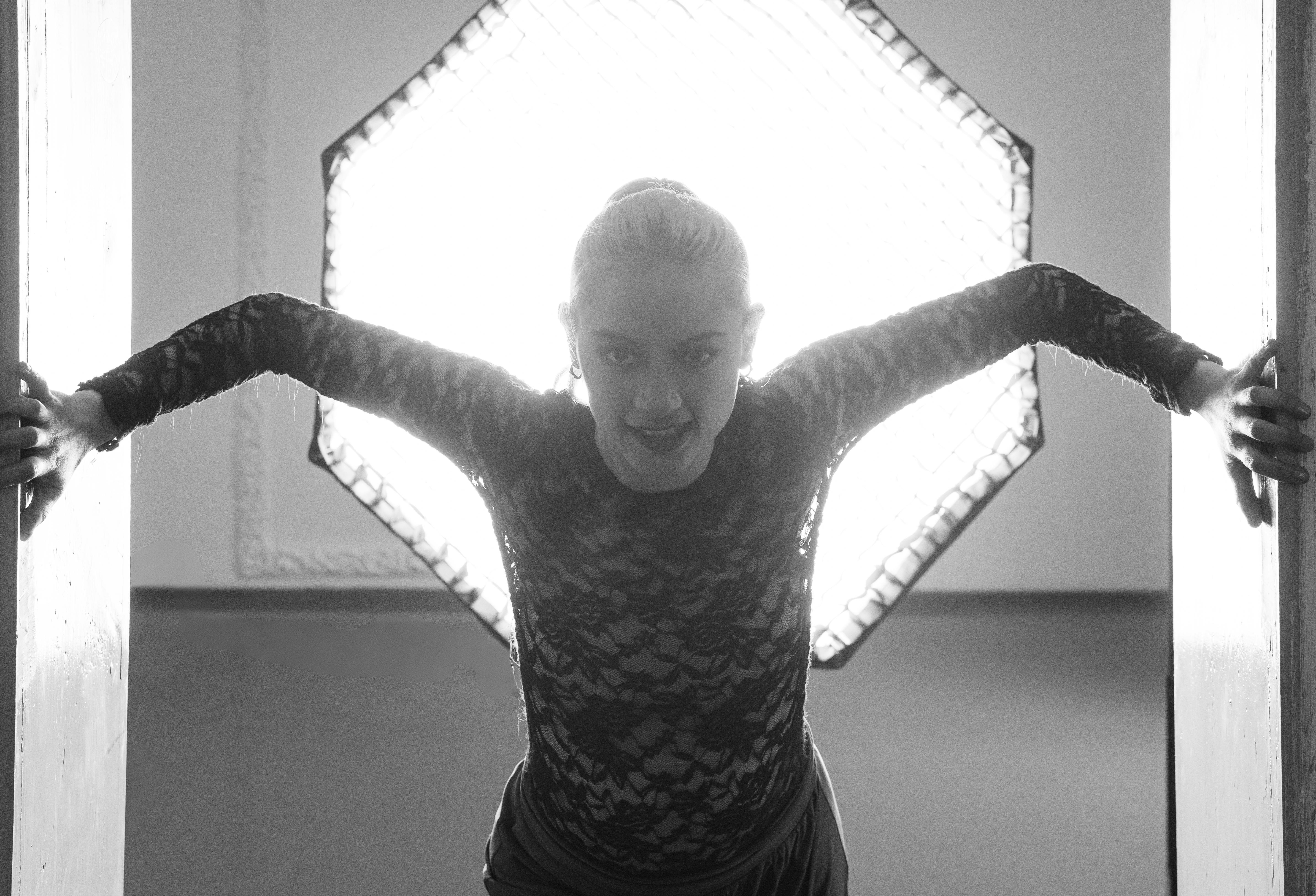 ingyenes Fekete-fehér fotó egy kortárs táncosról, aki energikusan pózol Mexikóvárosban. Stockfotó