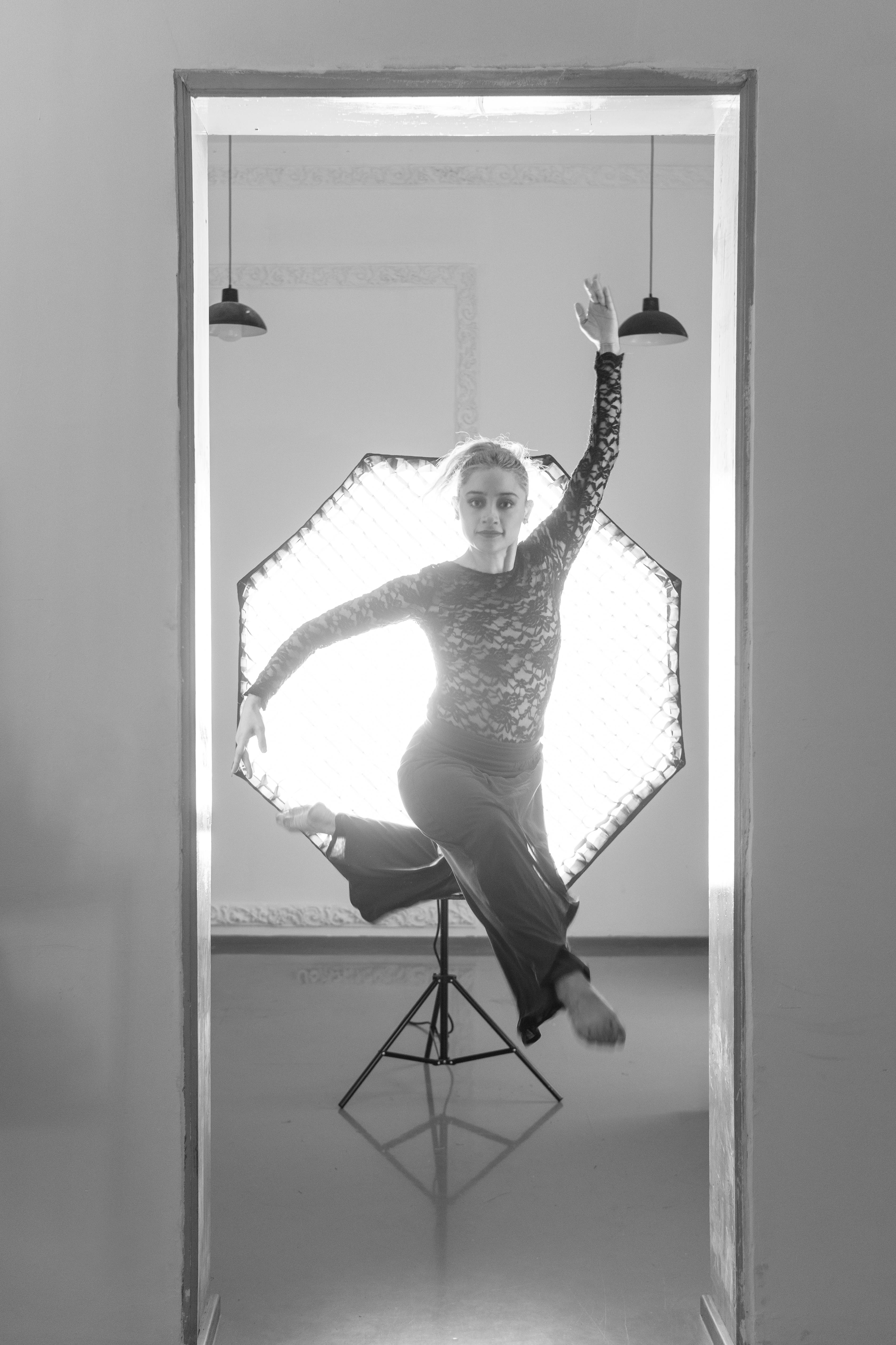 Zadarmo Čiernobiela fotografia tanečnice predvádzajúcej súčasný tanečný pohyb v interiéri. Fotka z fotobanky