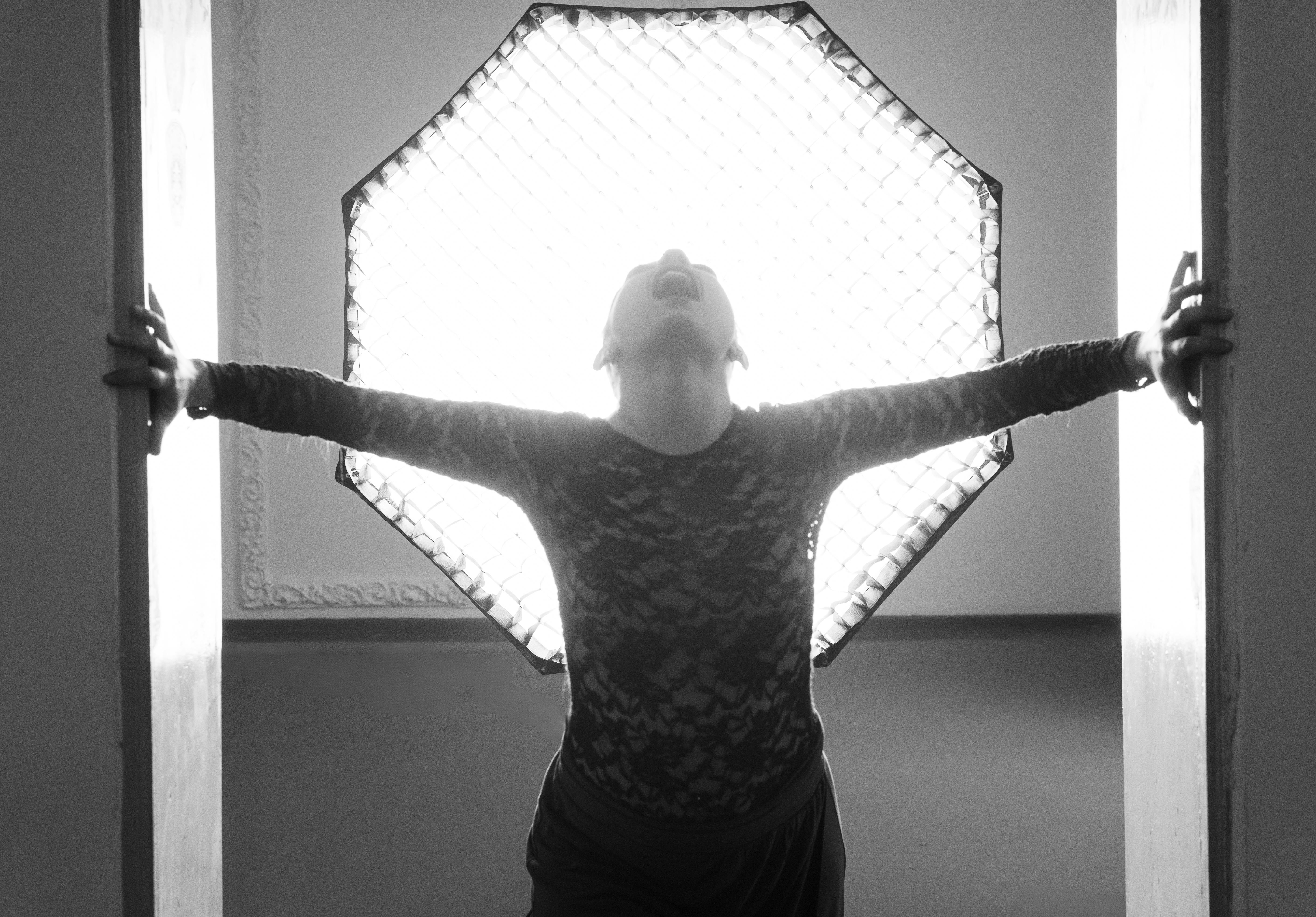 免費 一張極具戲劇性的黑白照片，展現了墨西哥城一位現代舞者的情感。 圖庫相片