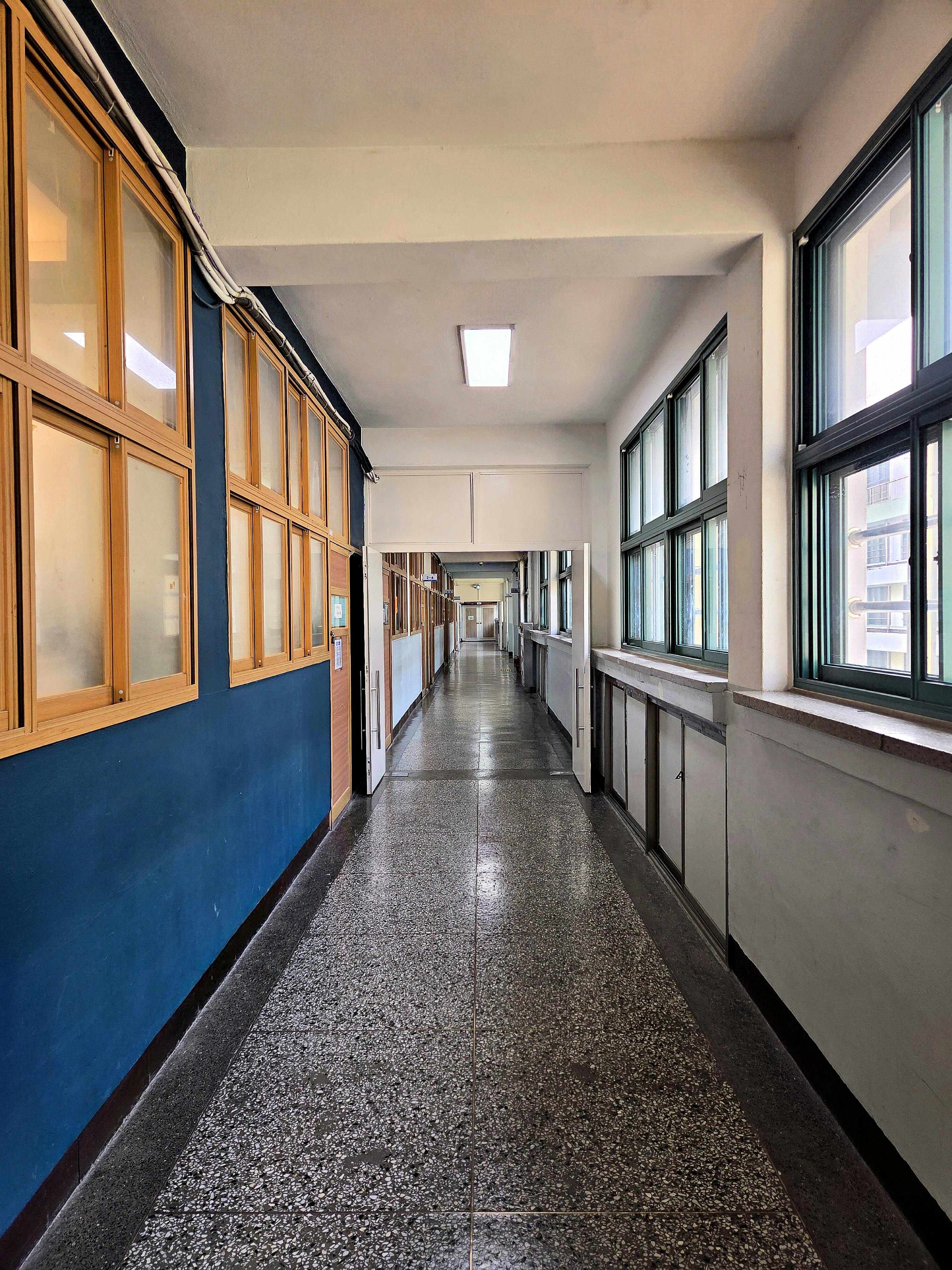 Miễn phí Góc nhìn toàn cảnh một hành lang trường học trống trải ở Seoul, nổi bật với kiến ​​trúc hiện đại. Ảnh lưu trữ