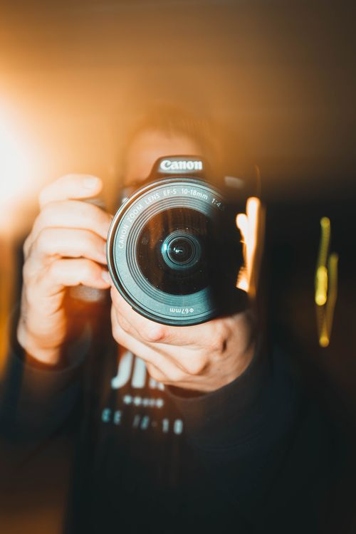 Free Artistic close-up of a person holding a camera lens in Seattle. Stock Photo