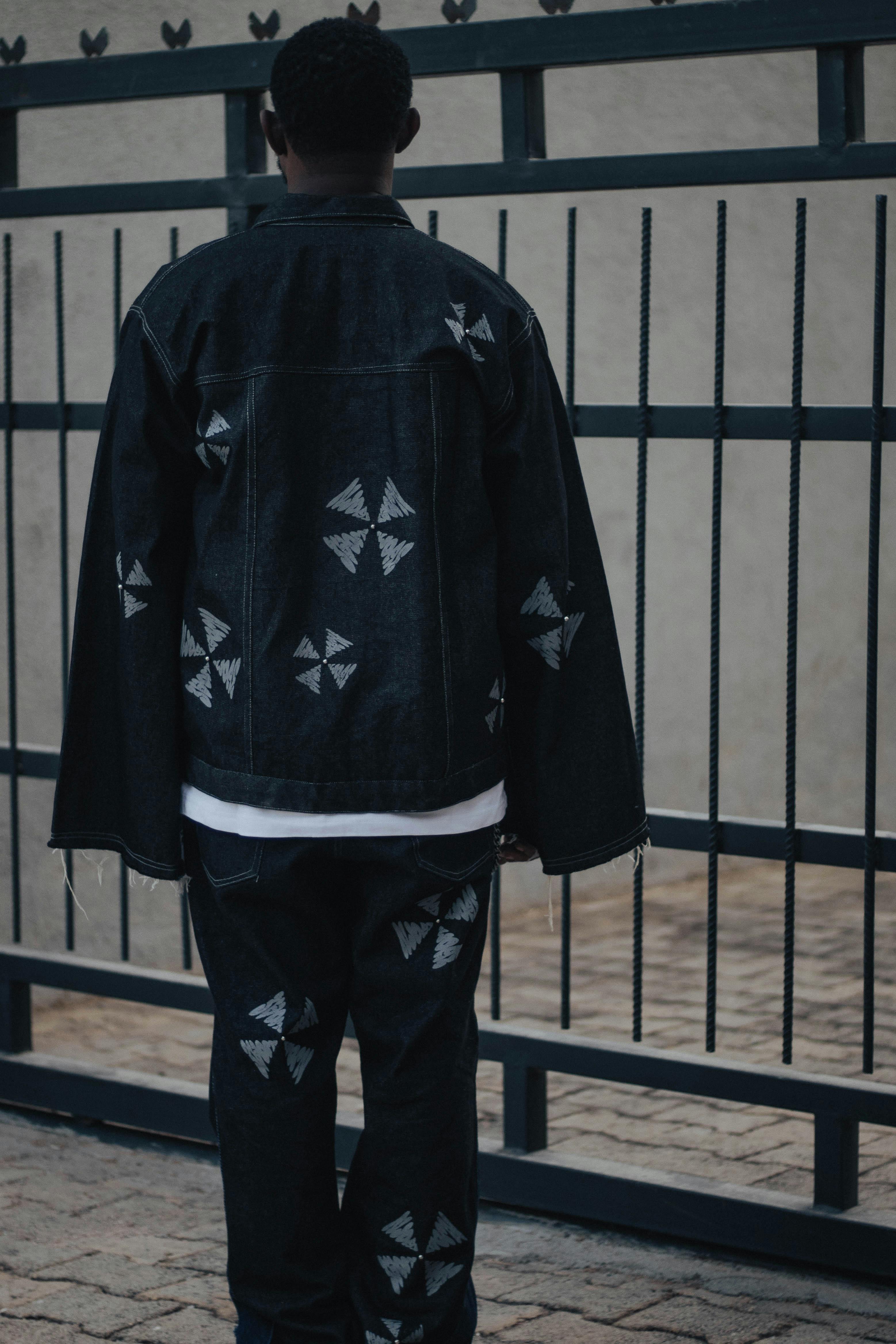 ฟรี ภาพด้านหลังของบุคคลในชุดเดนิมสไตล์เมืองที่มีลวดลายเรขาคณิต คลังภาพถ่าย