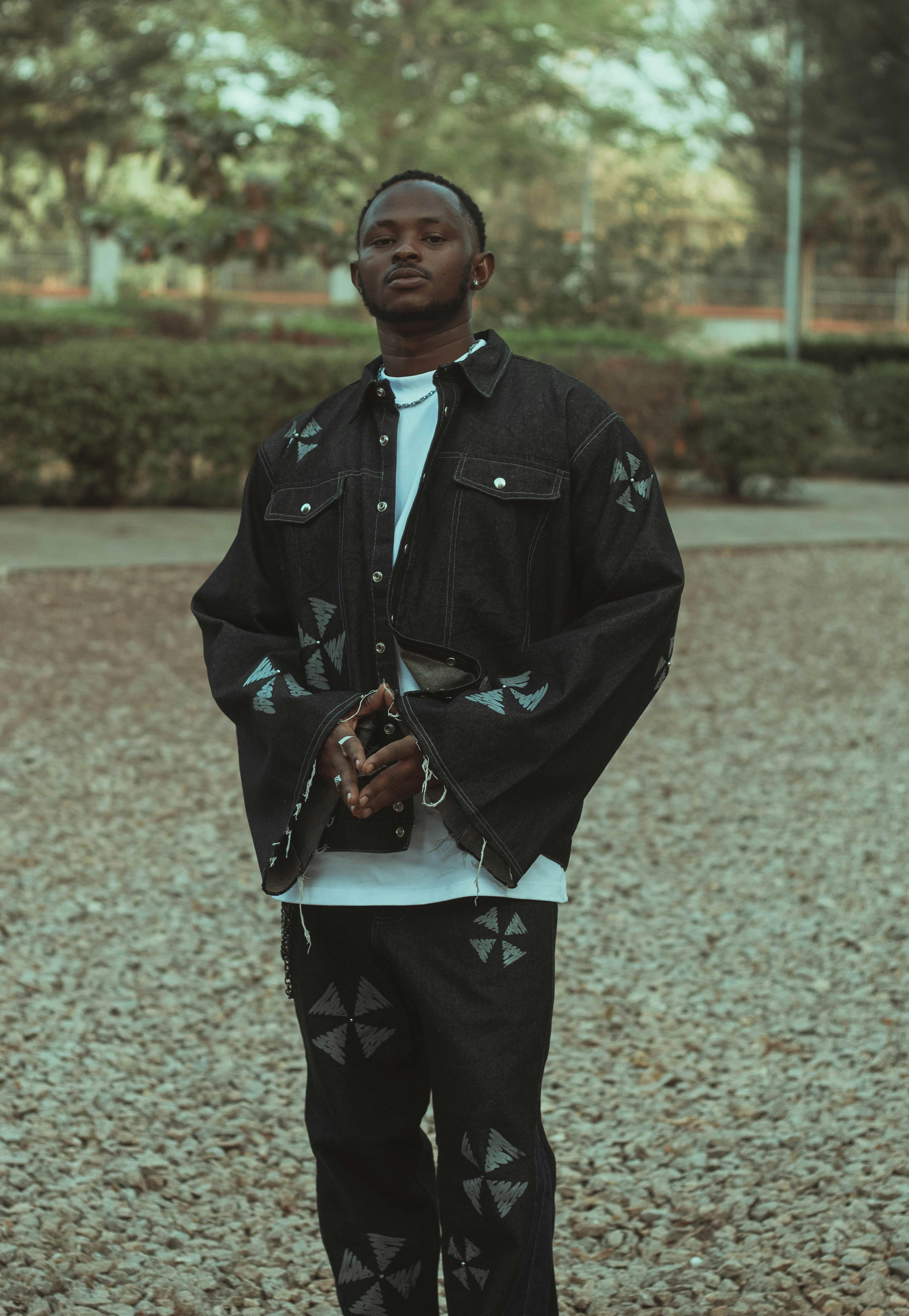 Miễn phí Một người trẻ tuổi sành điệu mặc trang phục denim trong công viên. Ảnh lưu trữ