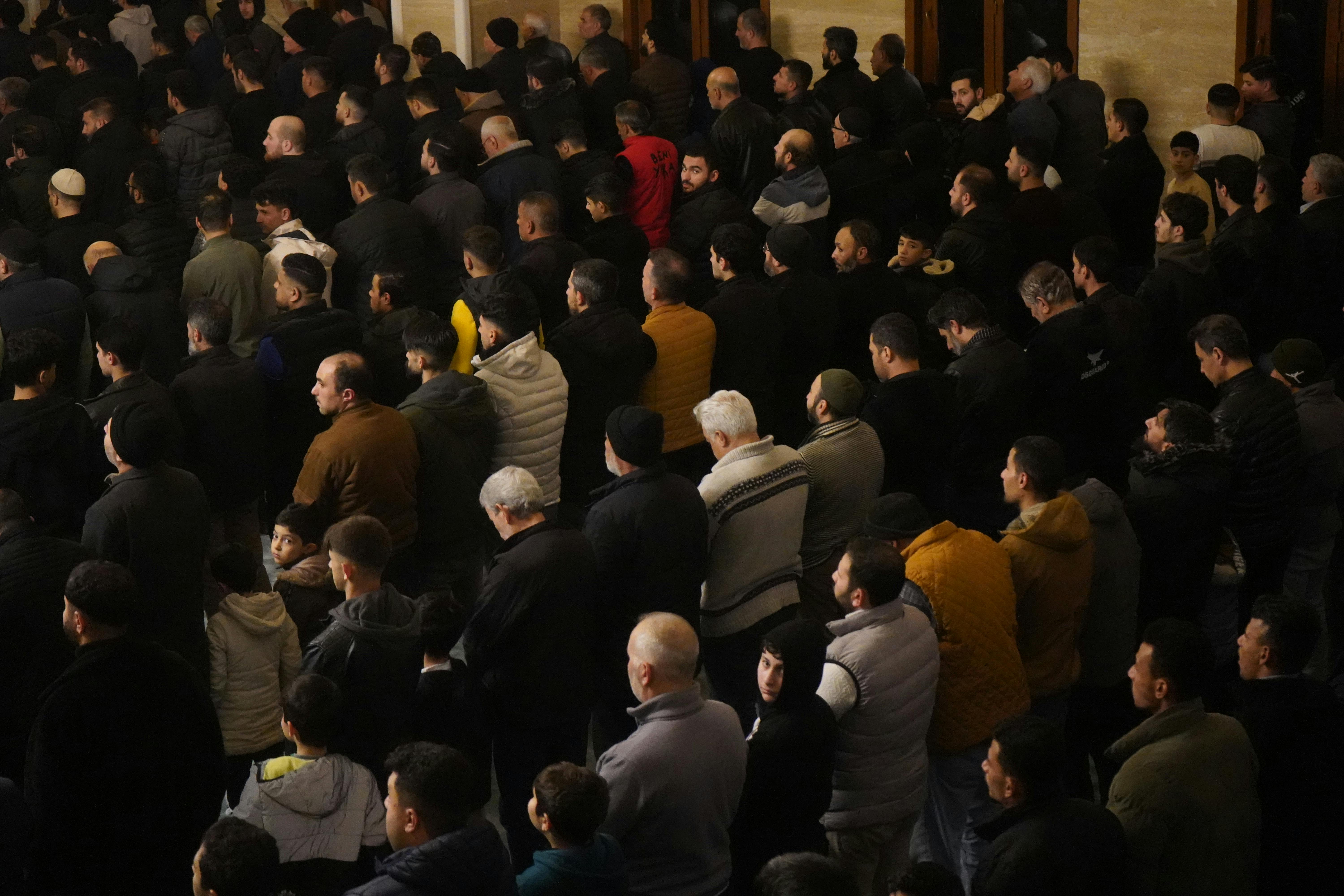 Zadarmo Veľká skupina ľudí sa zúčastňuje večernej modlitebnej bohoslužby v interiéri v Gaziantepe v Turecku. Fotka z fotobanky