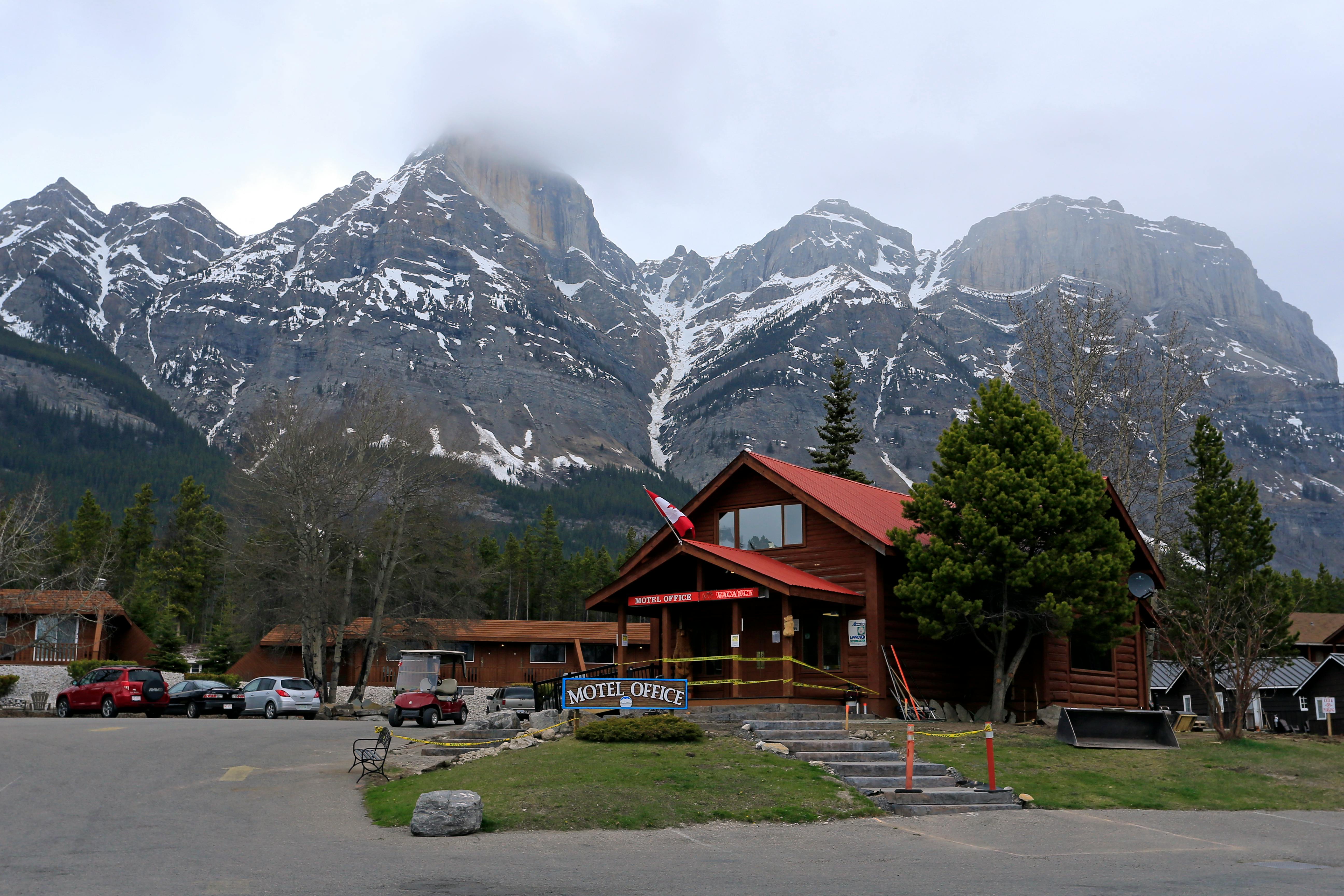 Zadarmo Horská chata so zasneženými vrcholmi v pozadí, ktorá ponúka atmosféru rustikálneho úniku. Fotka z fotobanky