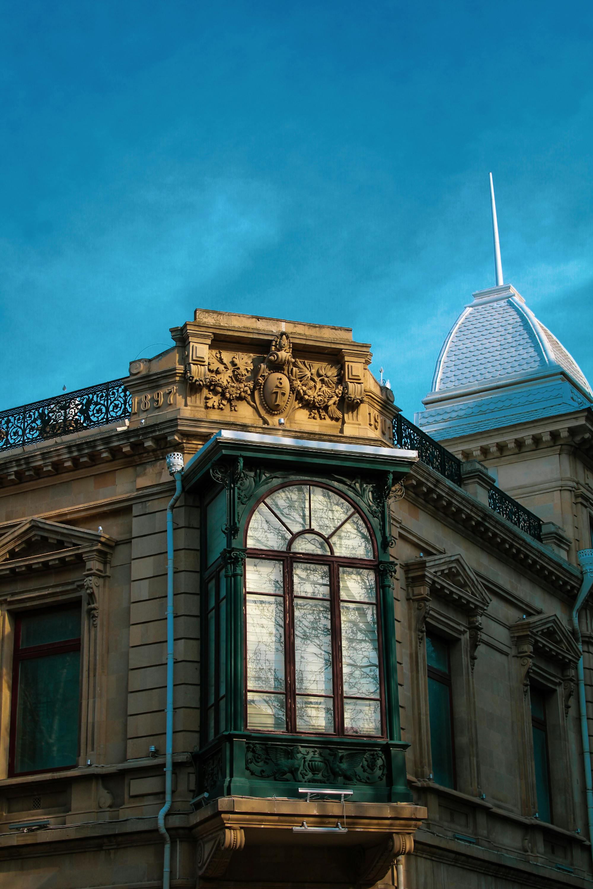 免费 巴库美丽的古老建筑外观，展现出华丽的建筑细节和湛蓝的天空。 素材图片