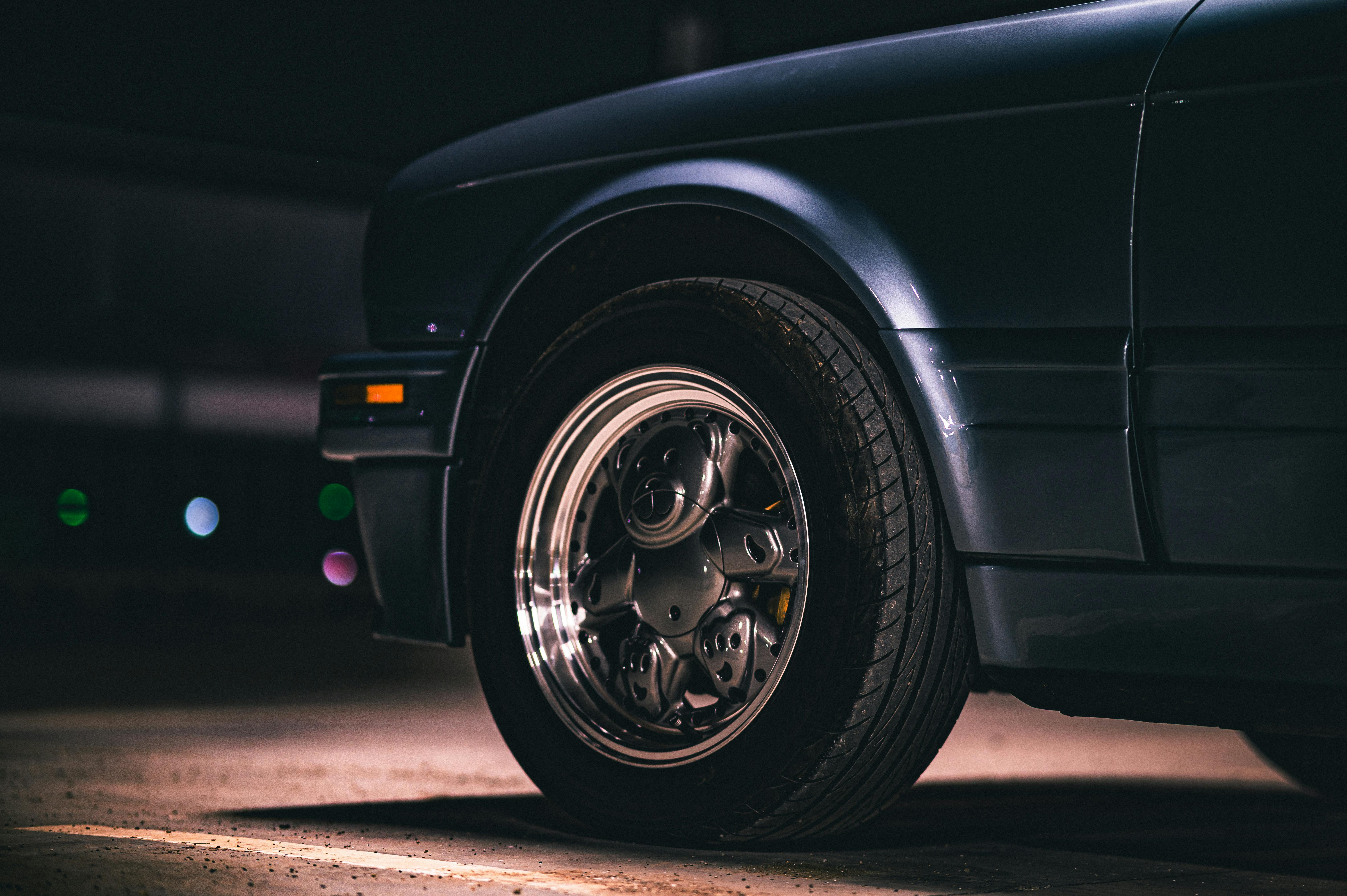 Kostenlos Kostenloses Stock Foto zu 'nachtbeleuchtung', altes rad, auto Stock-Foto