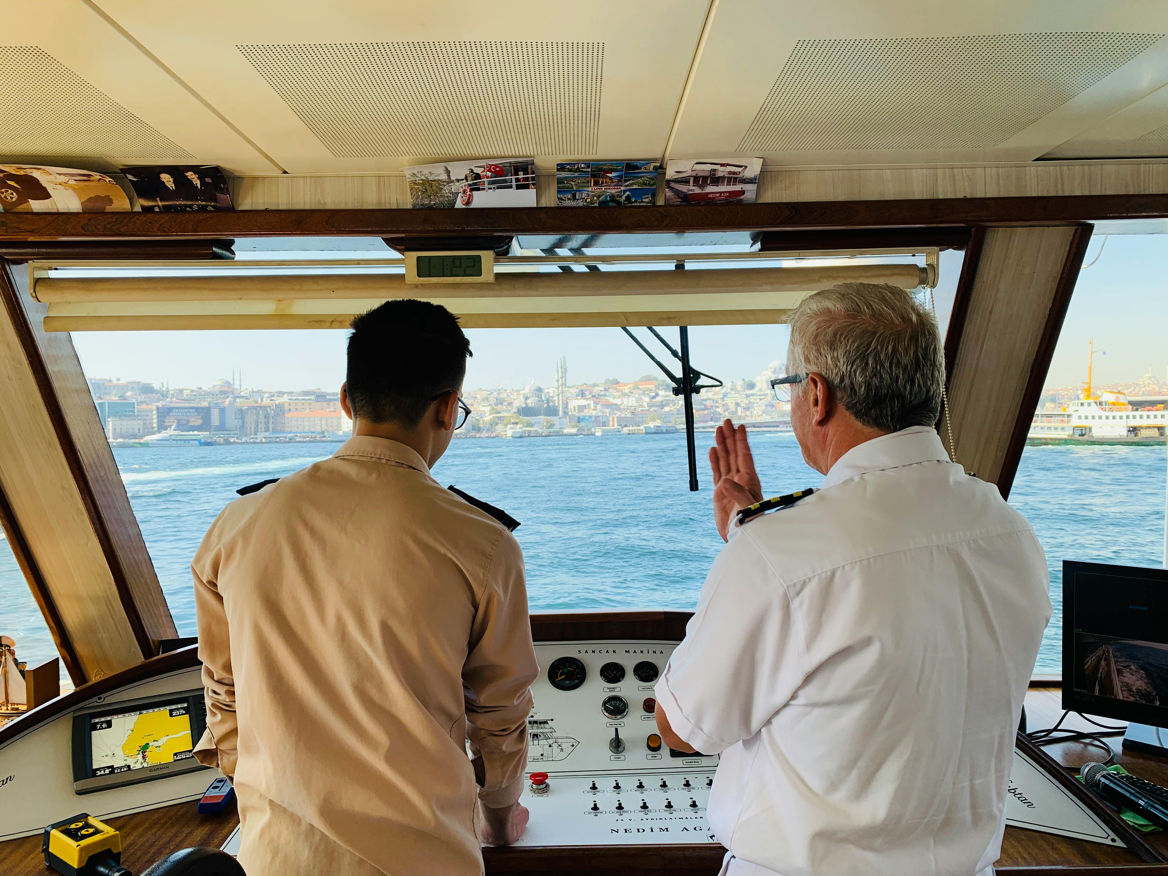 A captain is instructing the other person on the ship. | Photo: Pexels