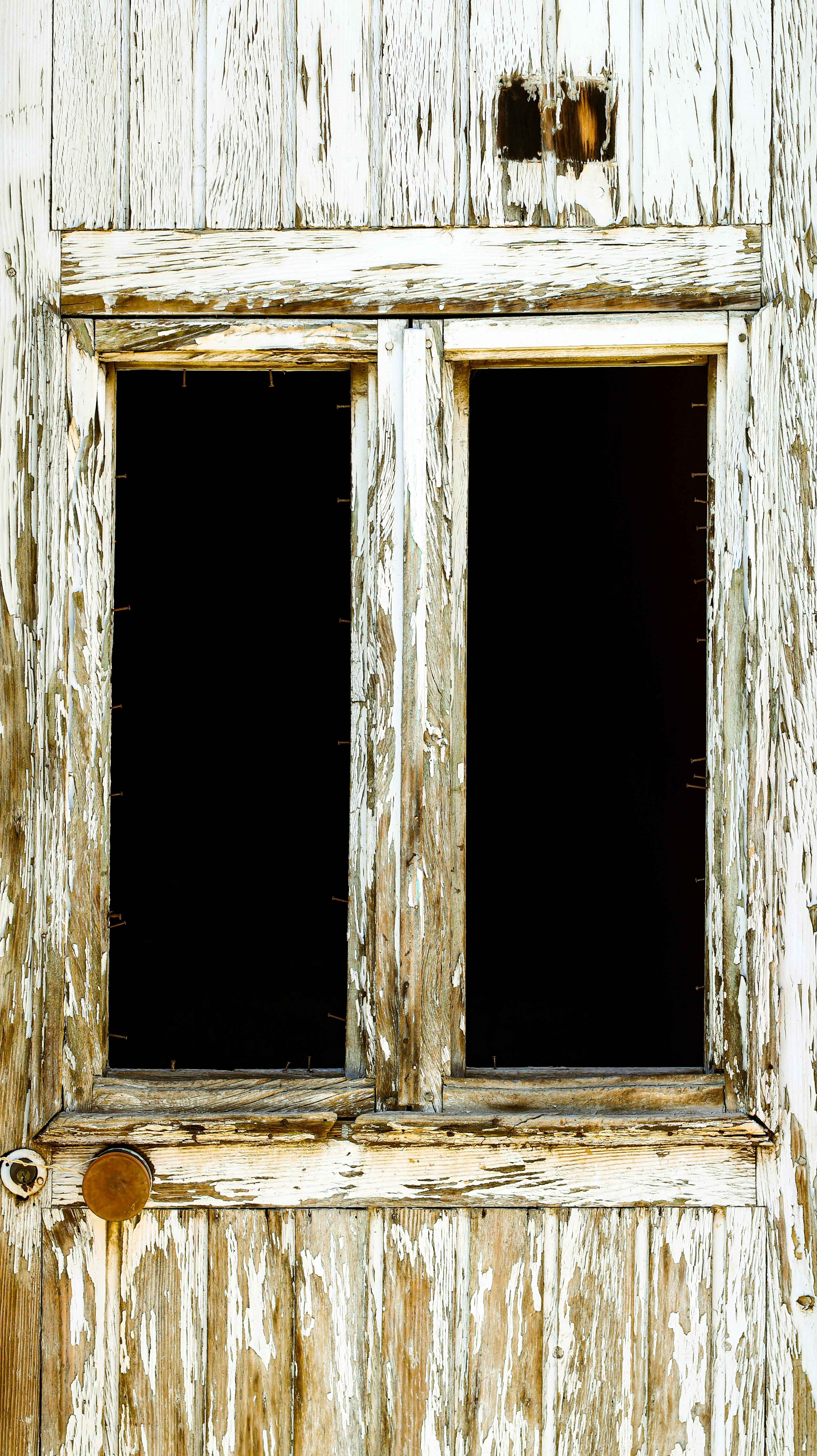 ingyenes Közeli kép egy régi, hámló festékkel festett faajtóról, amely kiemeli a rusztikus bájt. Stockfotó