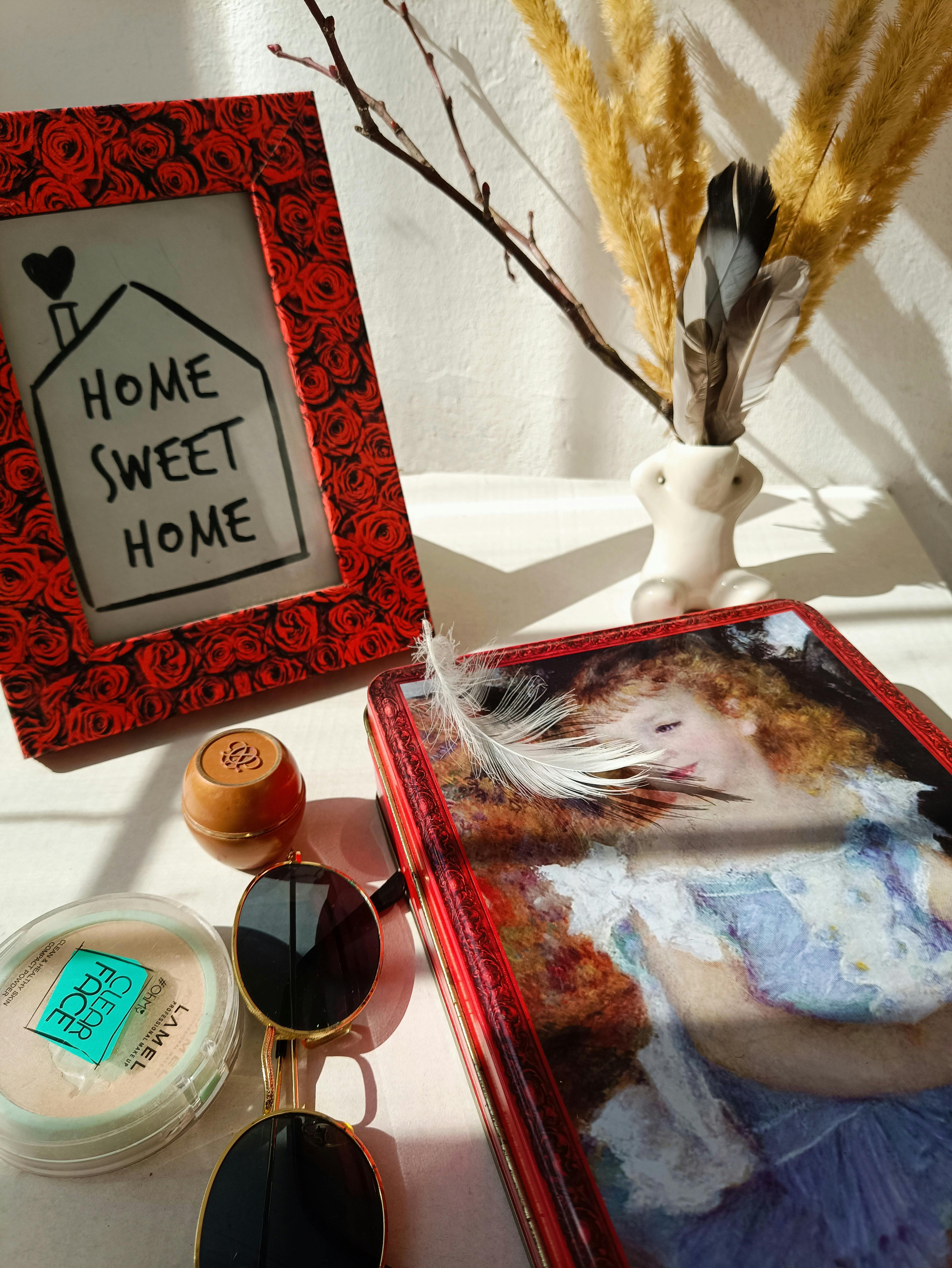 免费 精选的家居装饰品和个人饰品，在暖色调灯光下呈现。 素材图片