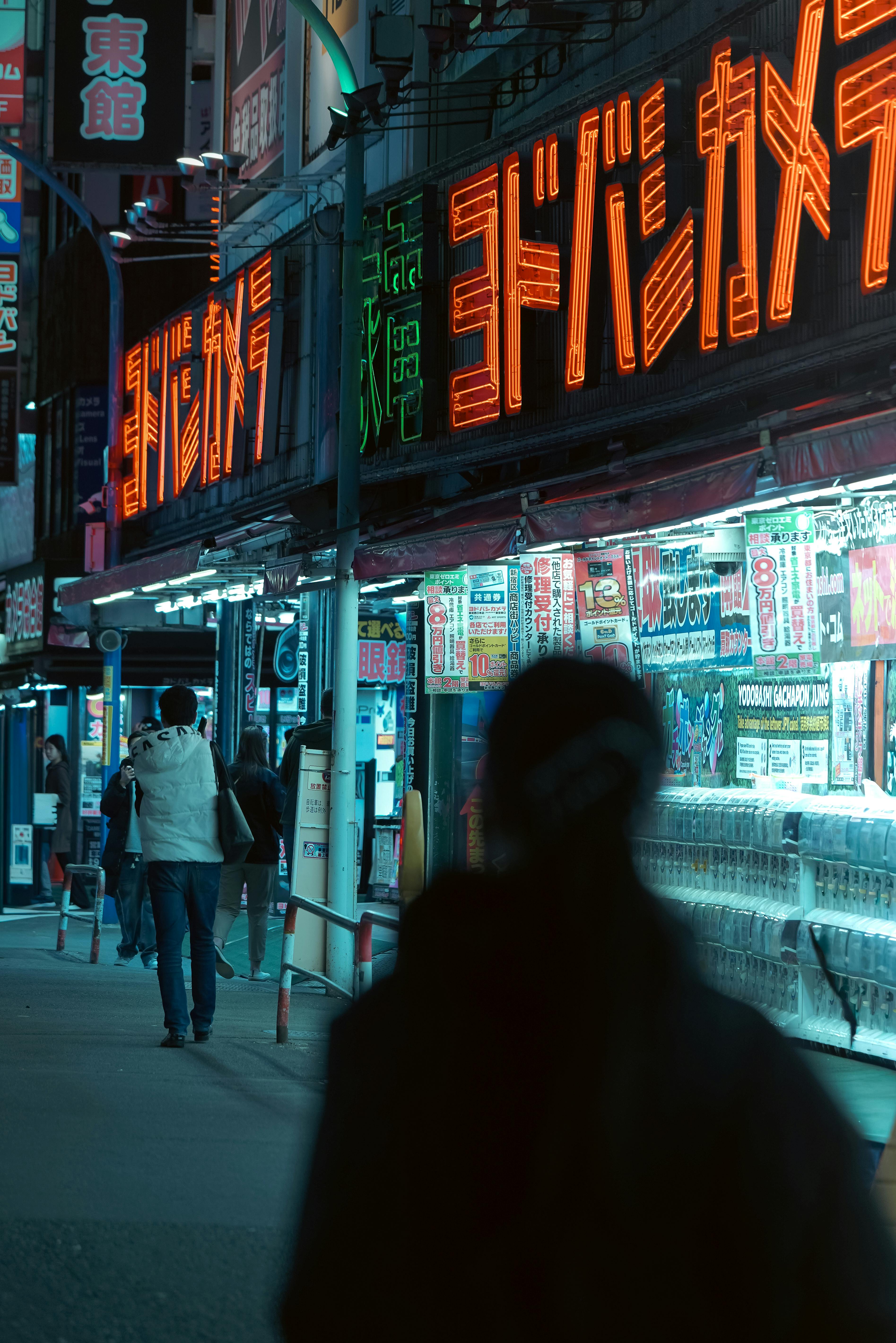 Безкоштовне Барвиста вулиця Токіо, освітлена неоновими лампами, що відображає жваву міську атмосферу вночі. стокове фото