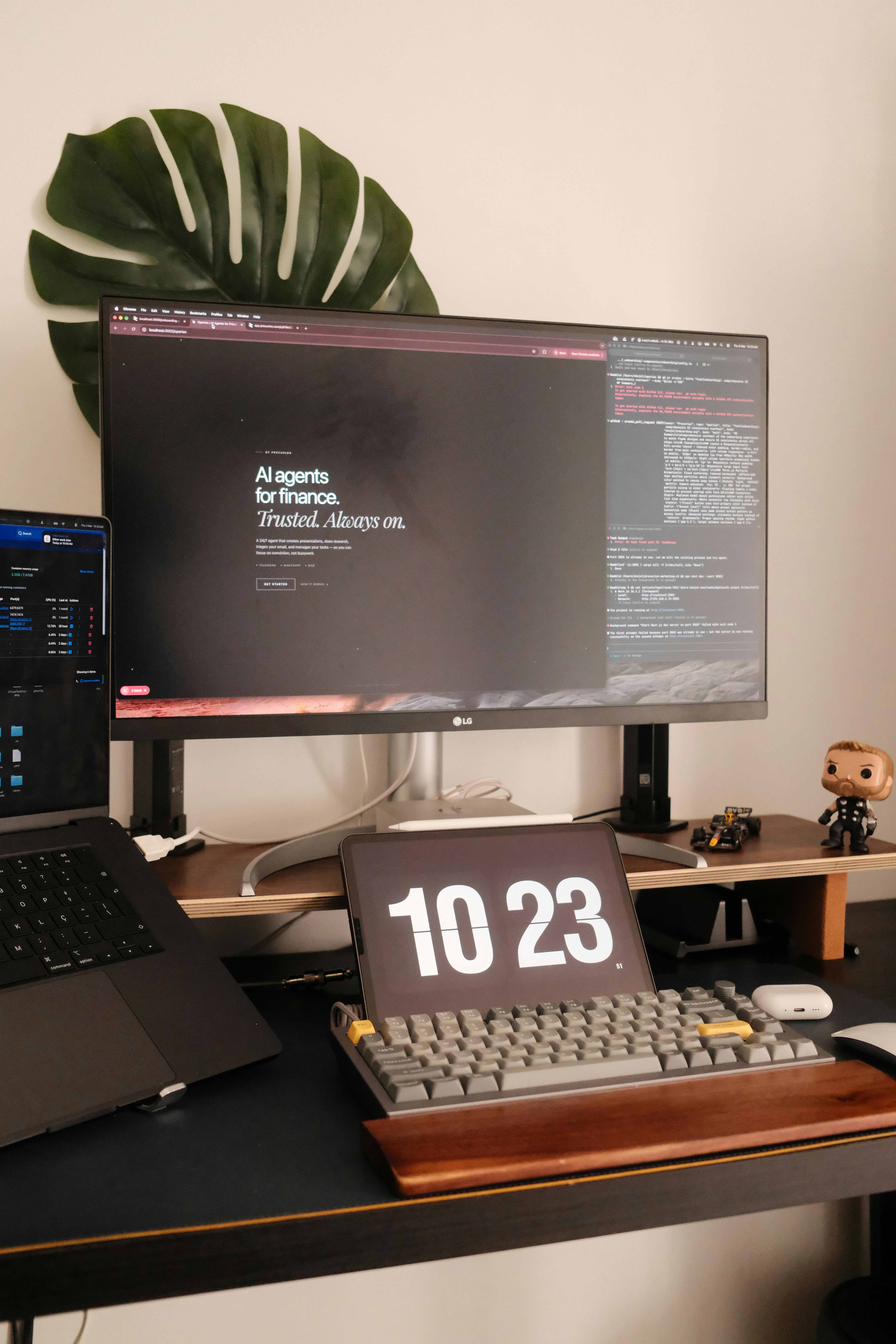 ingyenes Modern otthoni irodai berendezés számítógéppel, monitorral, billentyűzettel és órával. Stockfotó