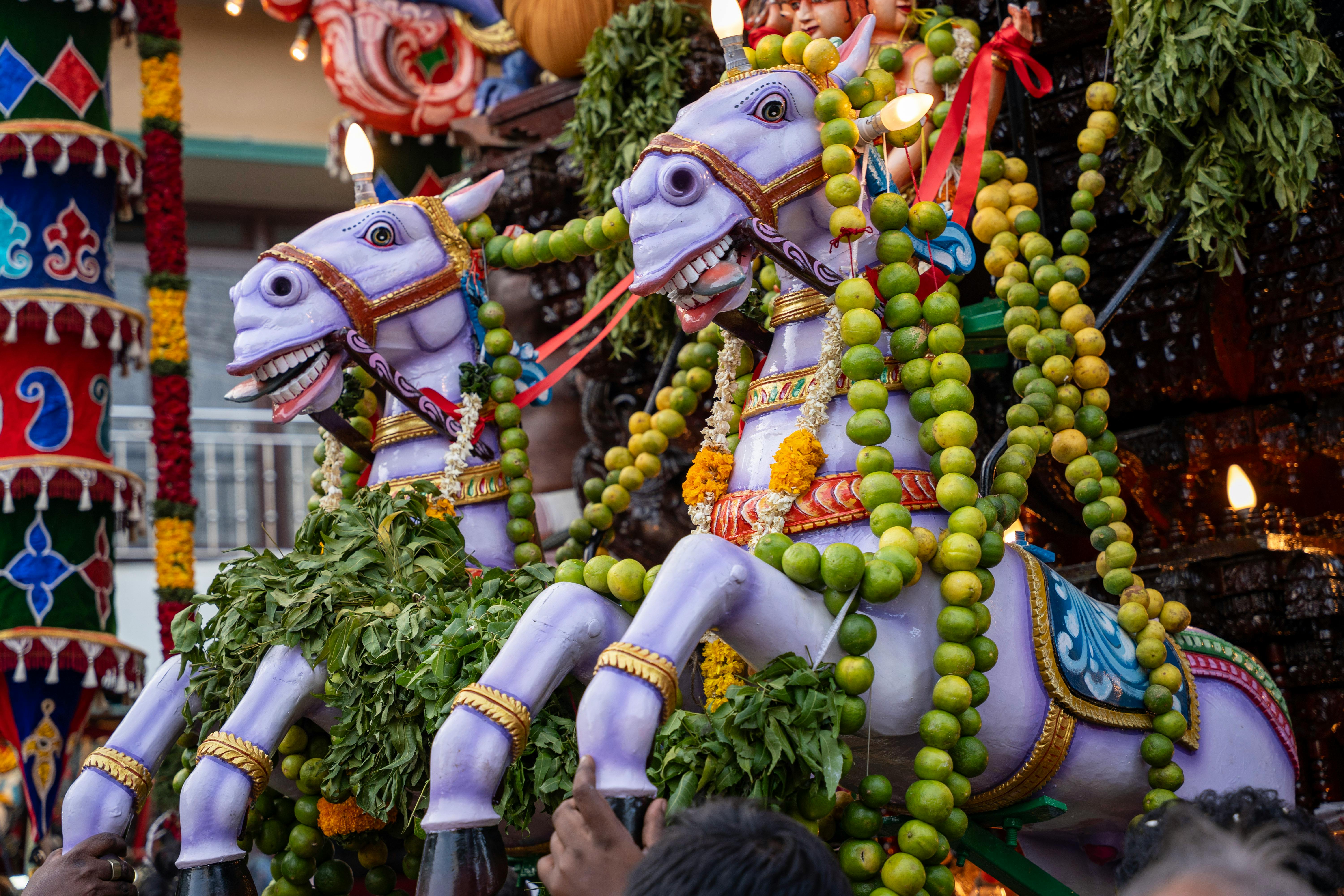 免費 在熱鬧的節慶氛圍中，栩栩如生的駿馬雕像與柑橘和綠植交相輝映。 圖庫相片