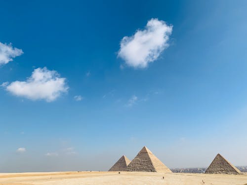 grátis Três Grandes Pirâmides Sob O Céu Azul Foto profissional