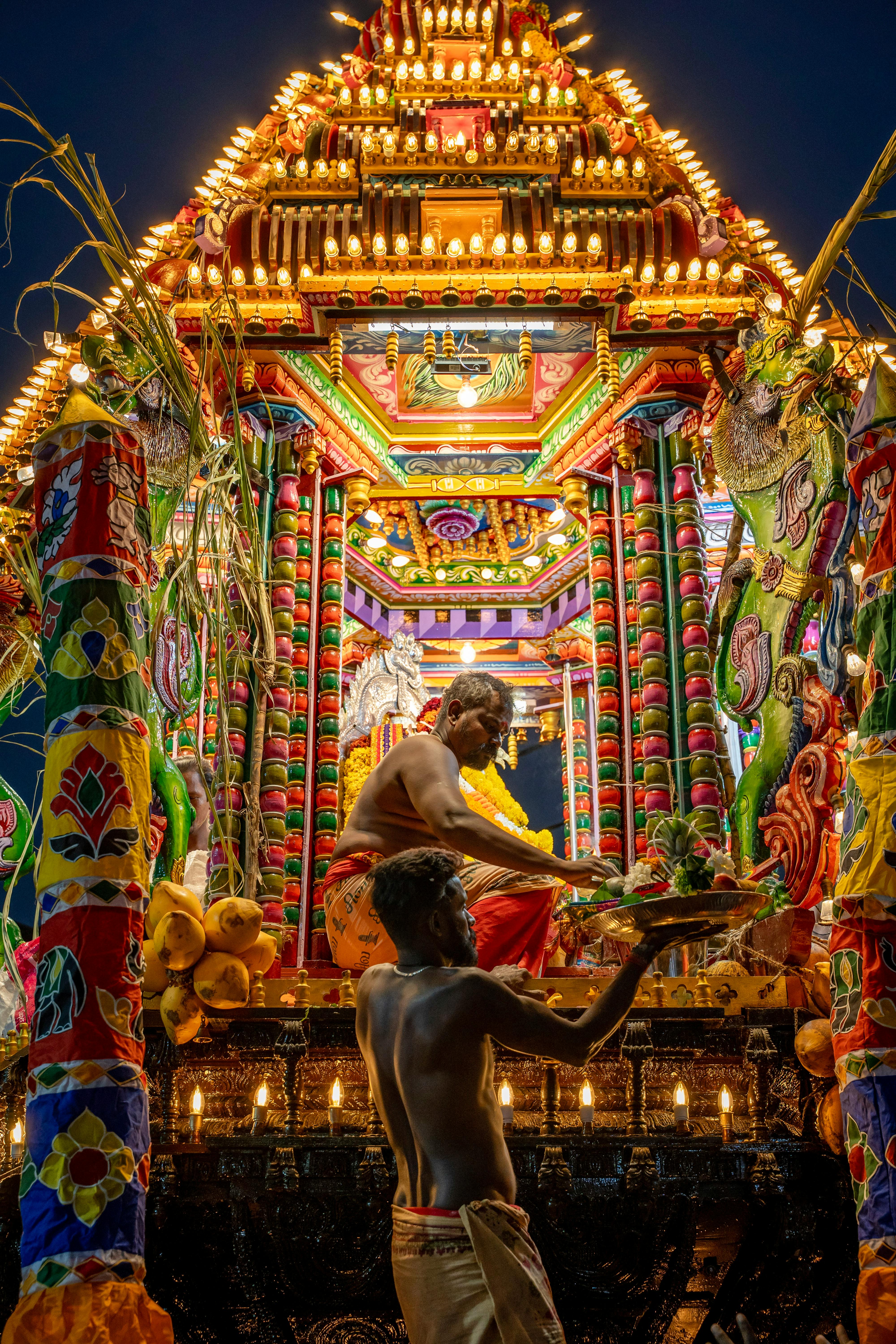 Miễn phí Lễ hội đền thờ đầy màu sắc diễn ra vào ban đêm với các tín đồ dâng lời cầu nguyện. Sự kết hợp giữa truyền thống và tâm linh. Ảnh lưu trữ