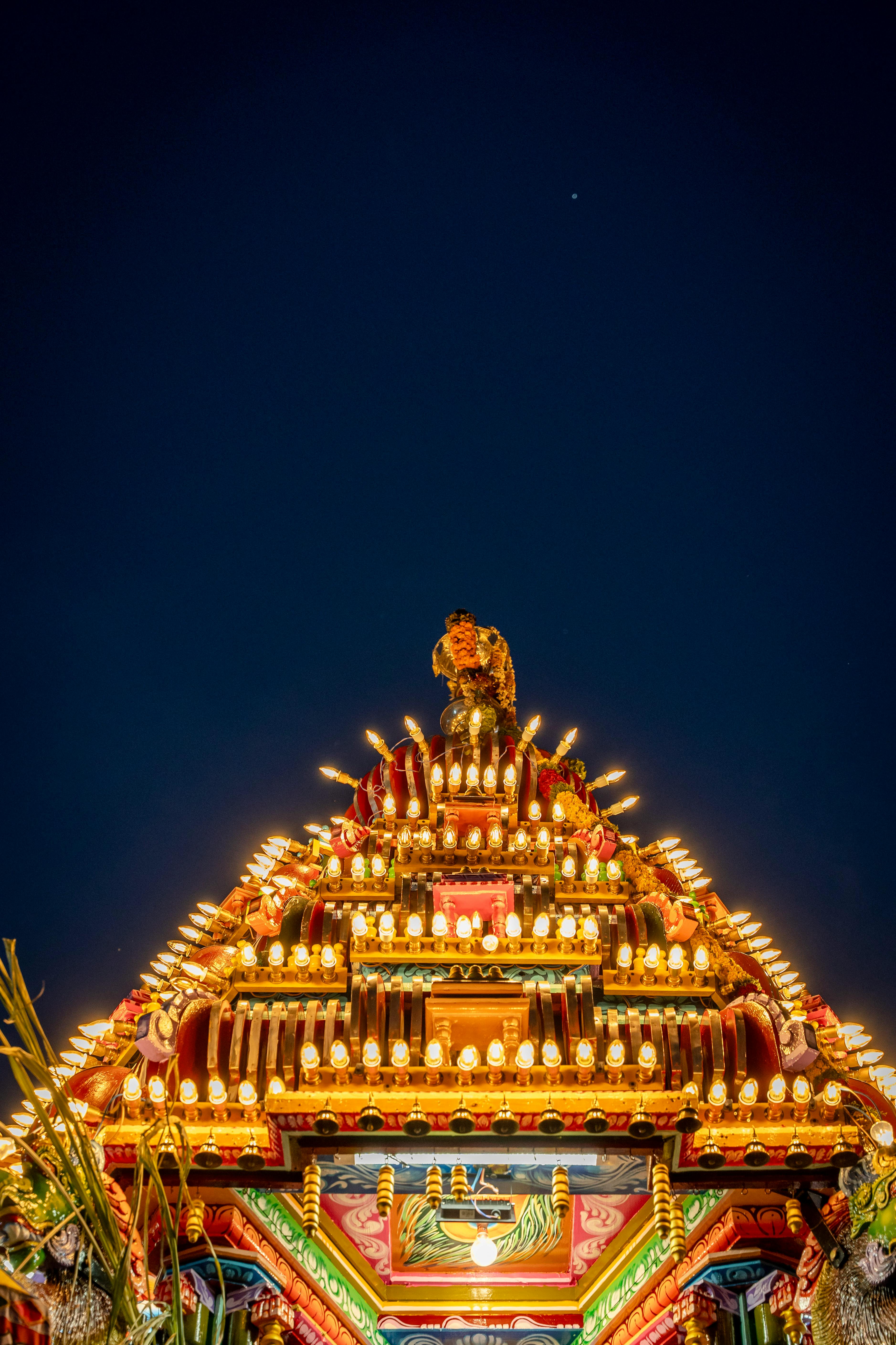 免費 節慶夜晚，燈火輝煌的寺廟戰車熠熠生輝。 圖庫相片