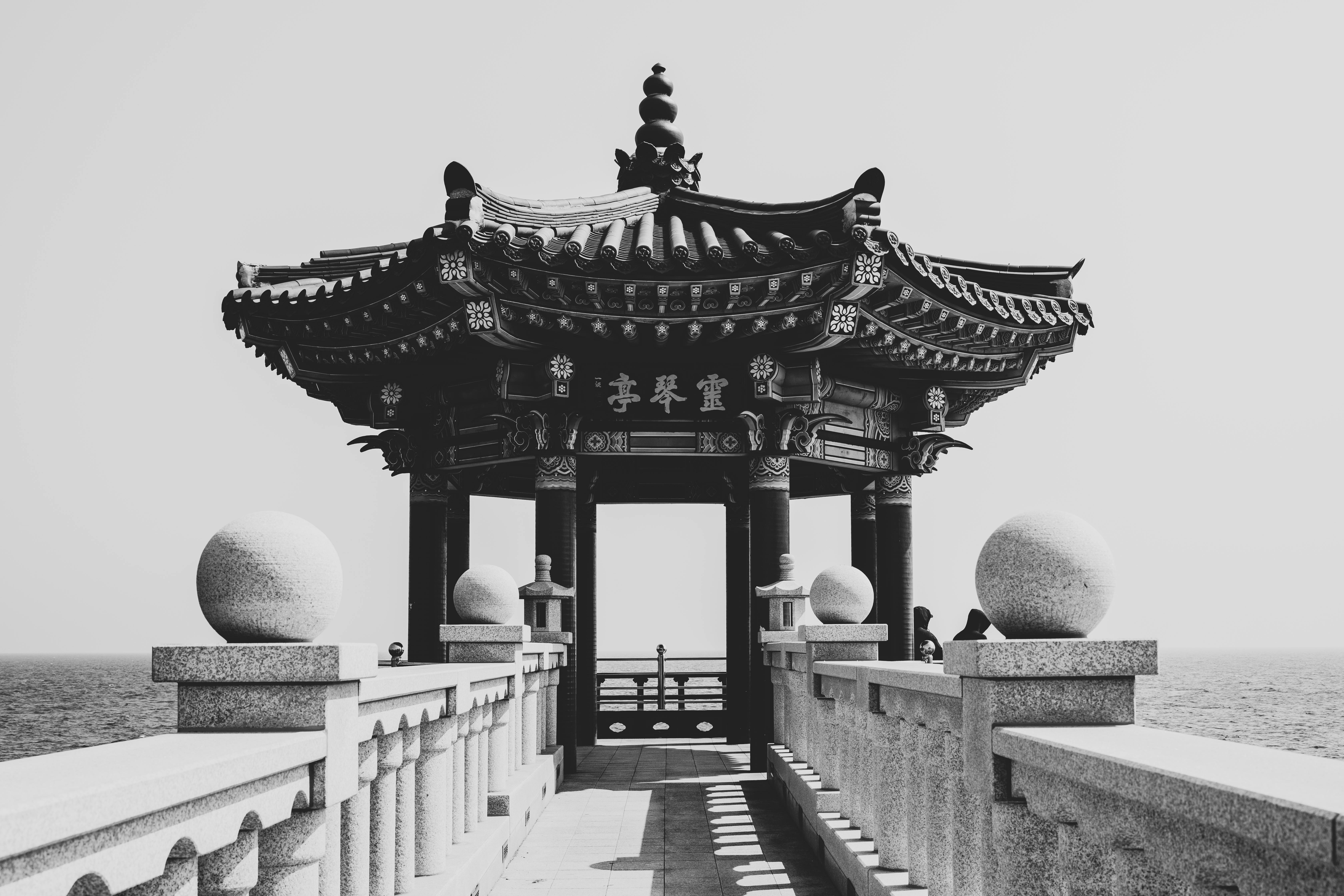 免費 一張優雅的黑白照片，展現了海邊一座亞洲展館的精美建築。 圖庫相片