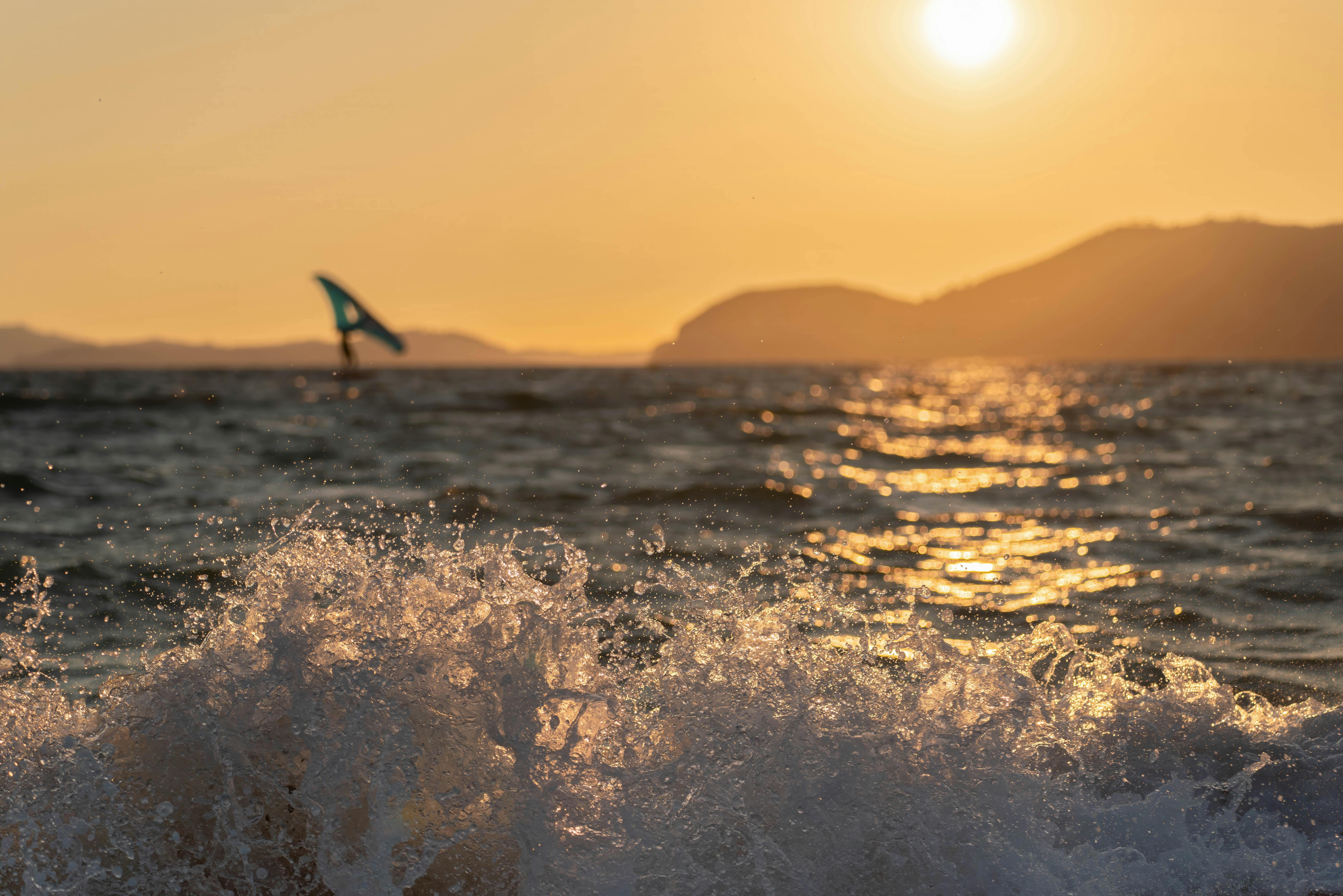 Zadarmo Oslňujúce vlny vo svetle západu slnka v Provence-Alpes-Côte d'Azur, zachytávajúce letný pokoj. Fotka z fotobanky