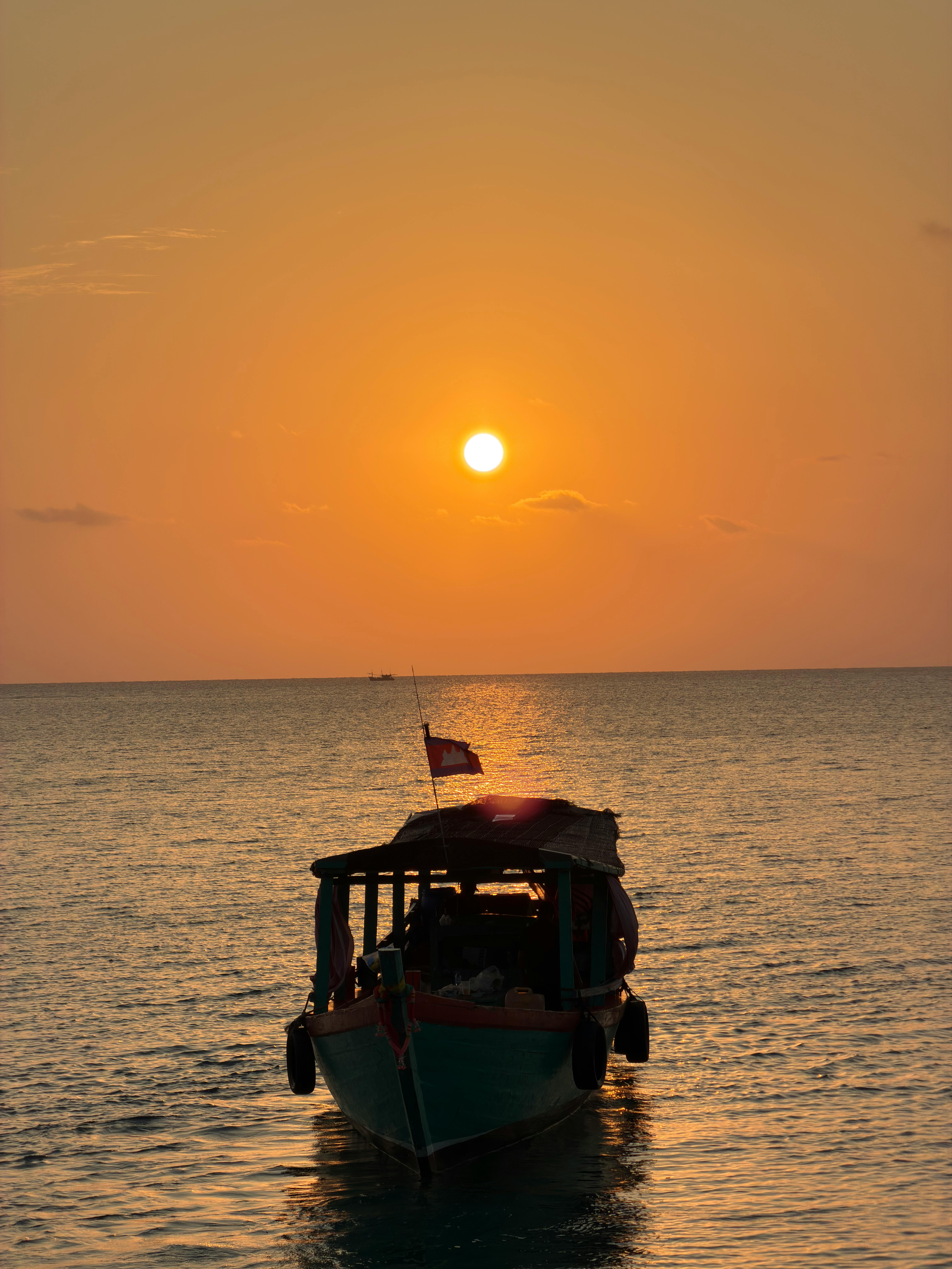 Zadarmo Loď sa pri západe slnka jemne plaví nad pokojnými vodami Thajského zálivu. Fotka z fotobanky