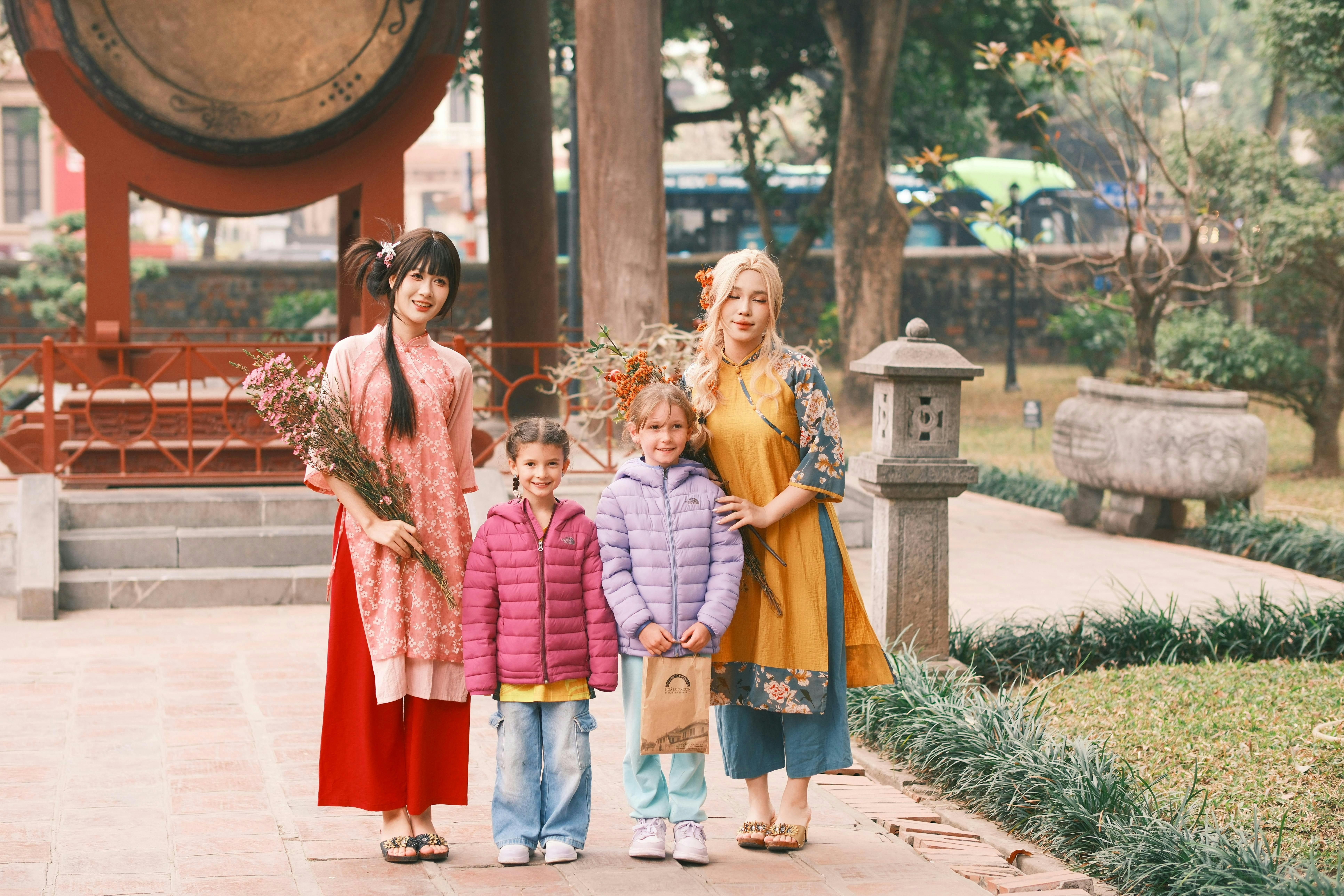 Zadarmo Rozmanitá rodina navštevuje historický chrám a v pestrom oblečení prezentuje jednotu a kultúru. Fotka z fotobanky