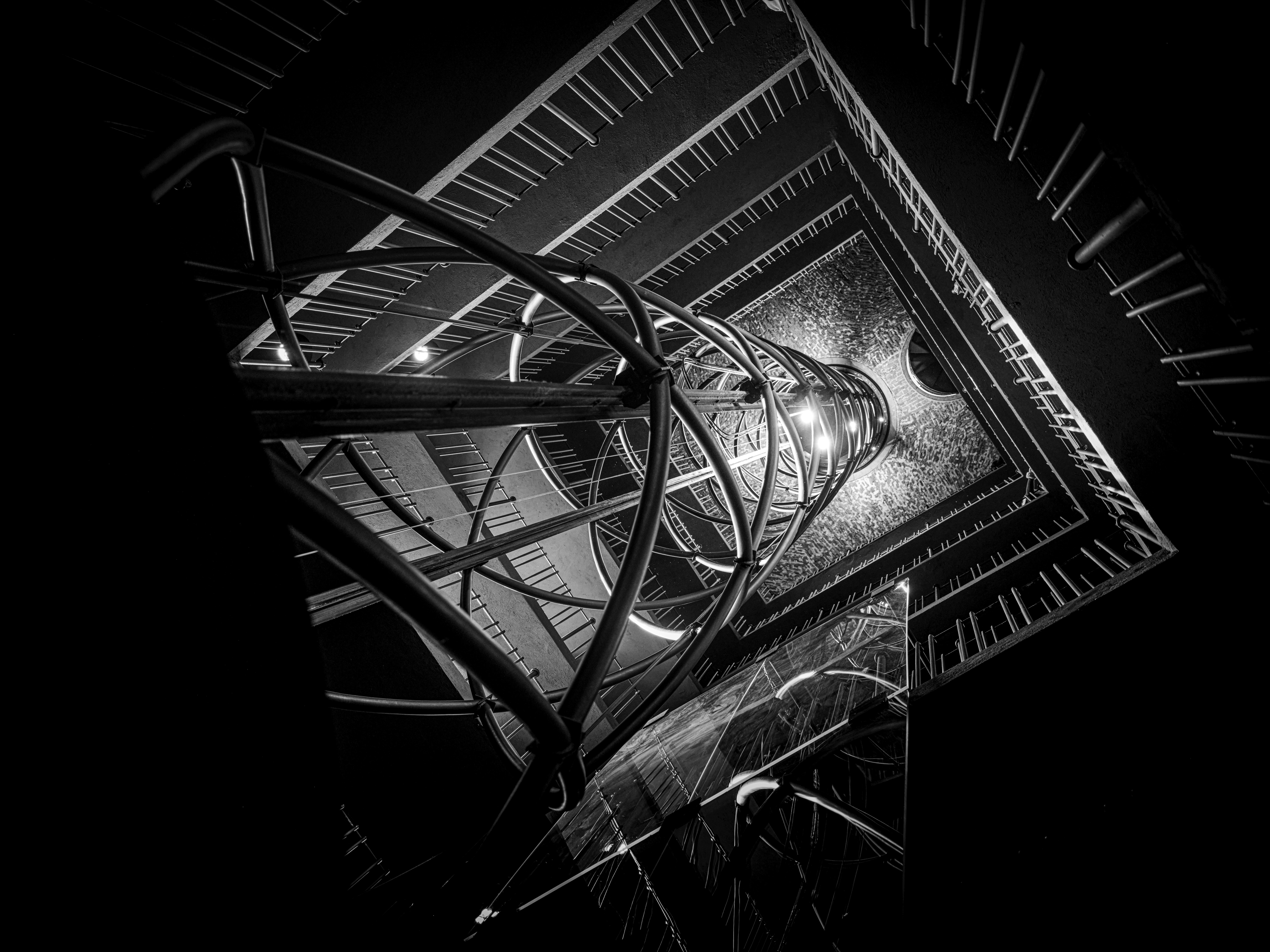 ingyenes Fekete-fehér fotó egy modern csigalépcsőről művészi geometrikus mintákkal. Stockfotó